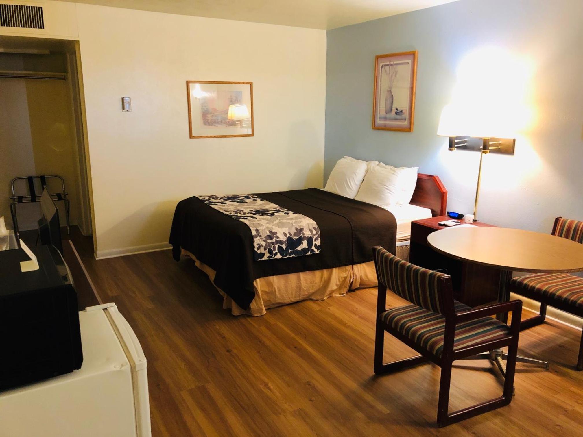 Queen Room photo 1