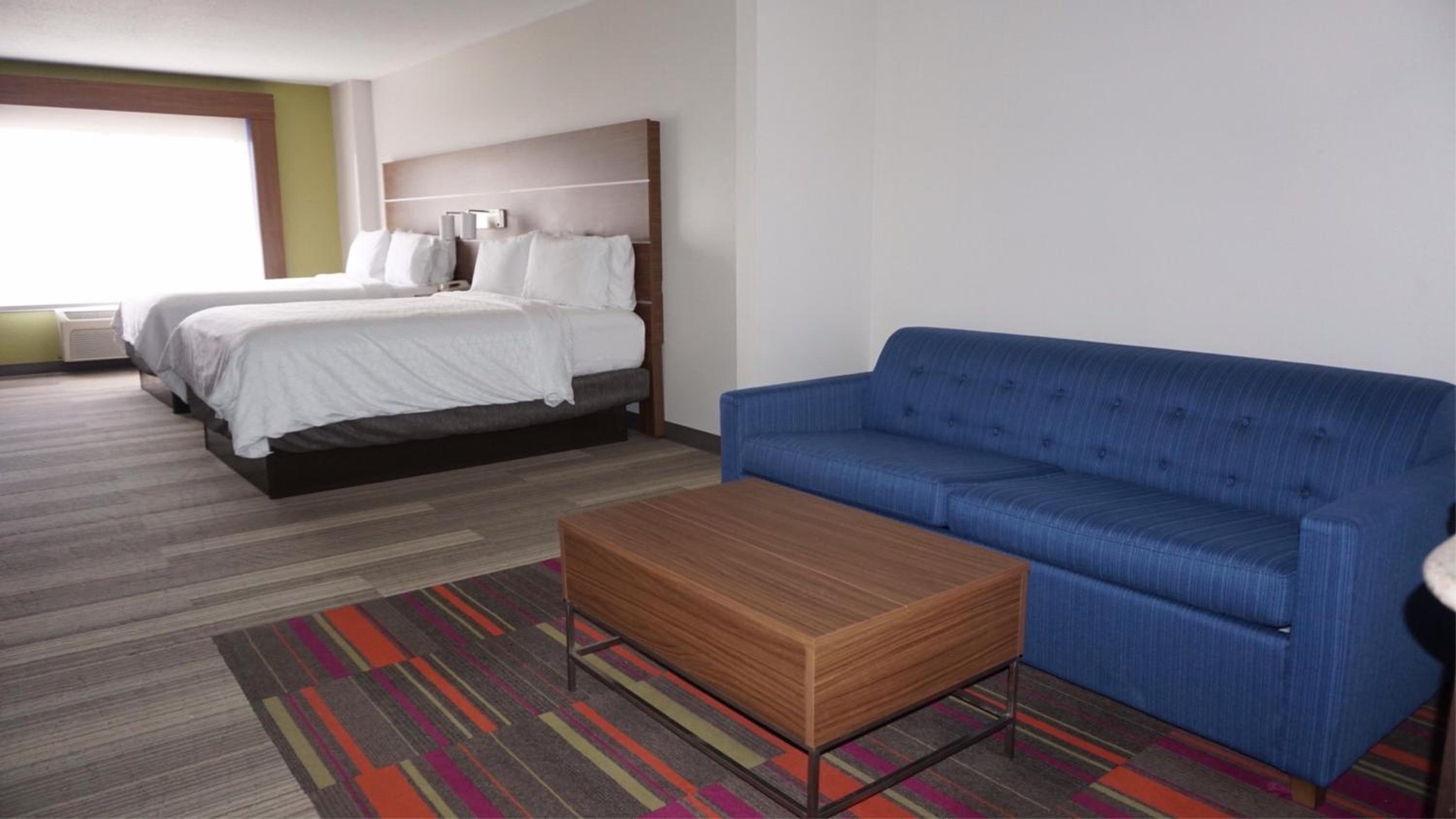 Queen Suite with Two Queen Beds and Sofa Bed - Photo 3