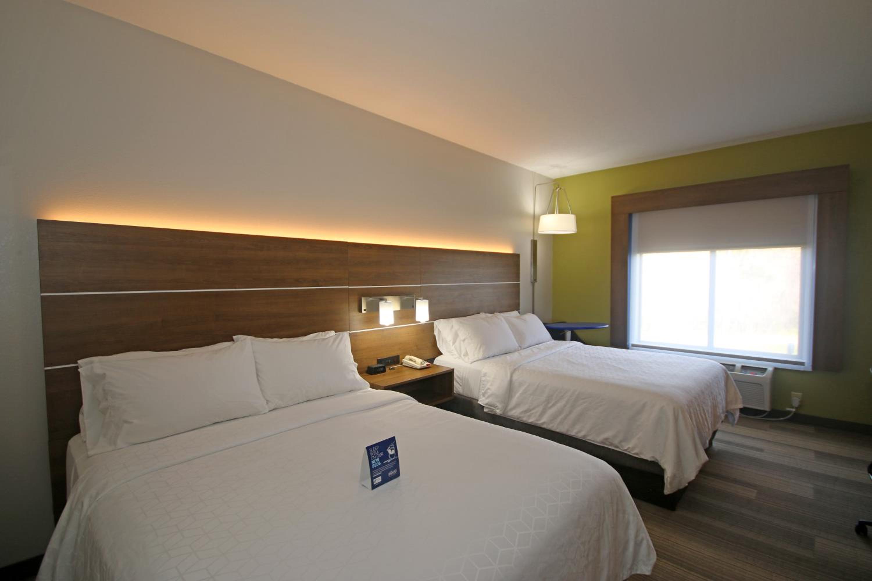 Standard Room with Two Queen Beds - Photo 1