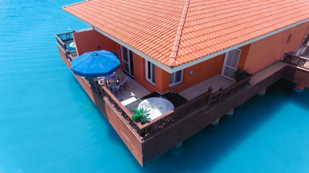 Deluxe Floating Suite - Photo 13