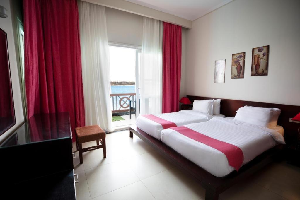 Deluxe Floating Suite - Photo 9