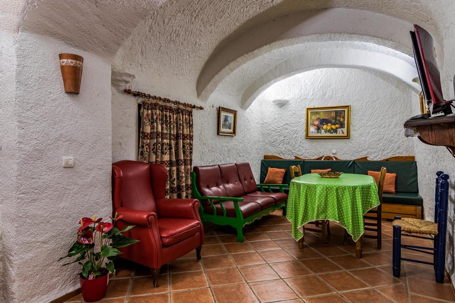Cave (4 Adults) - Photo 1