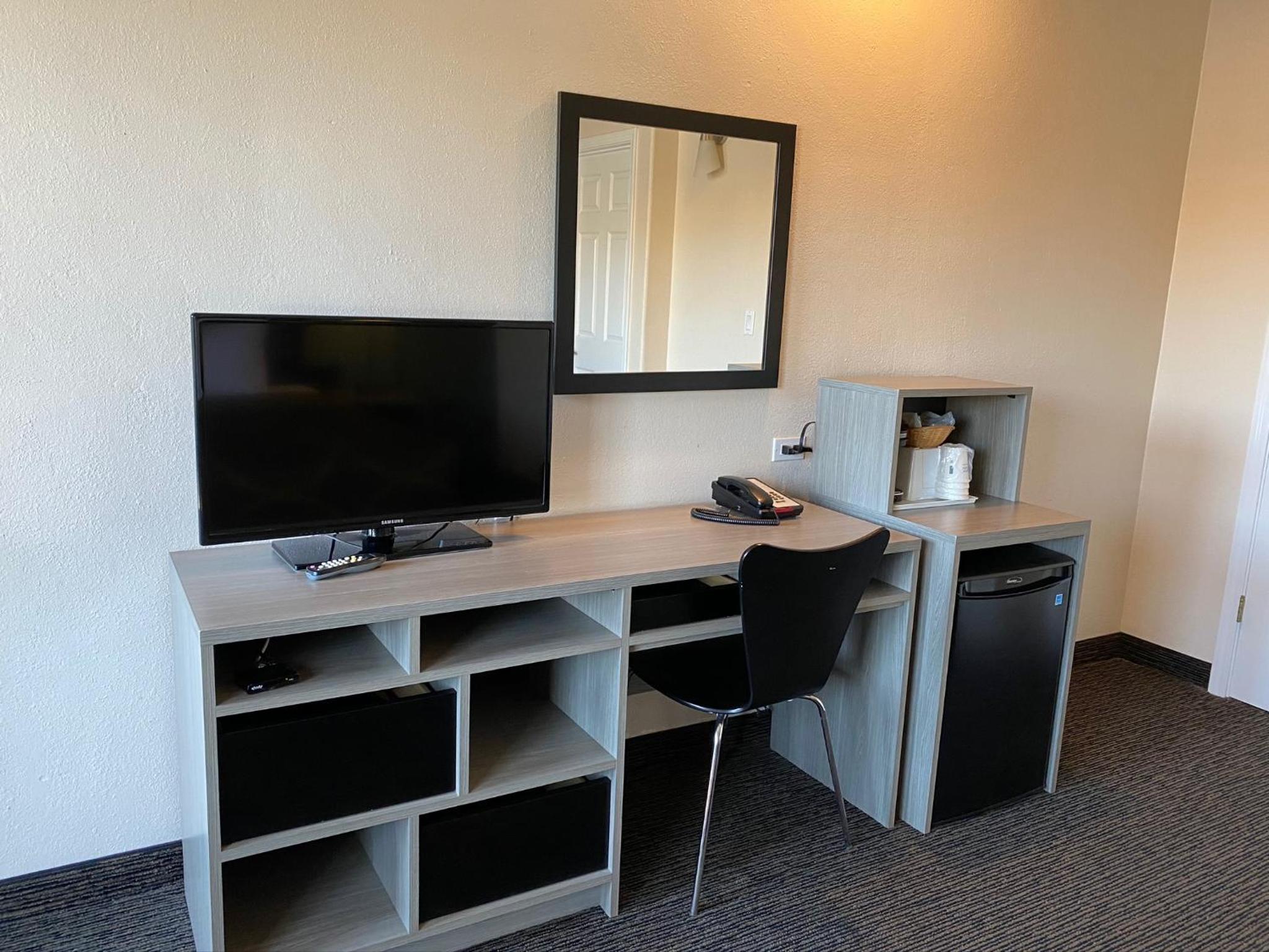 King Room - Non-Smoking - Photo 5