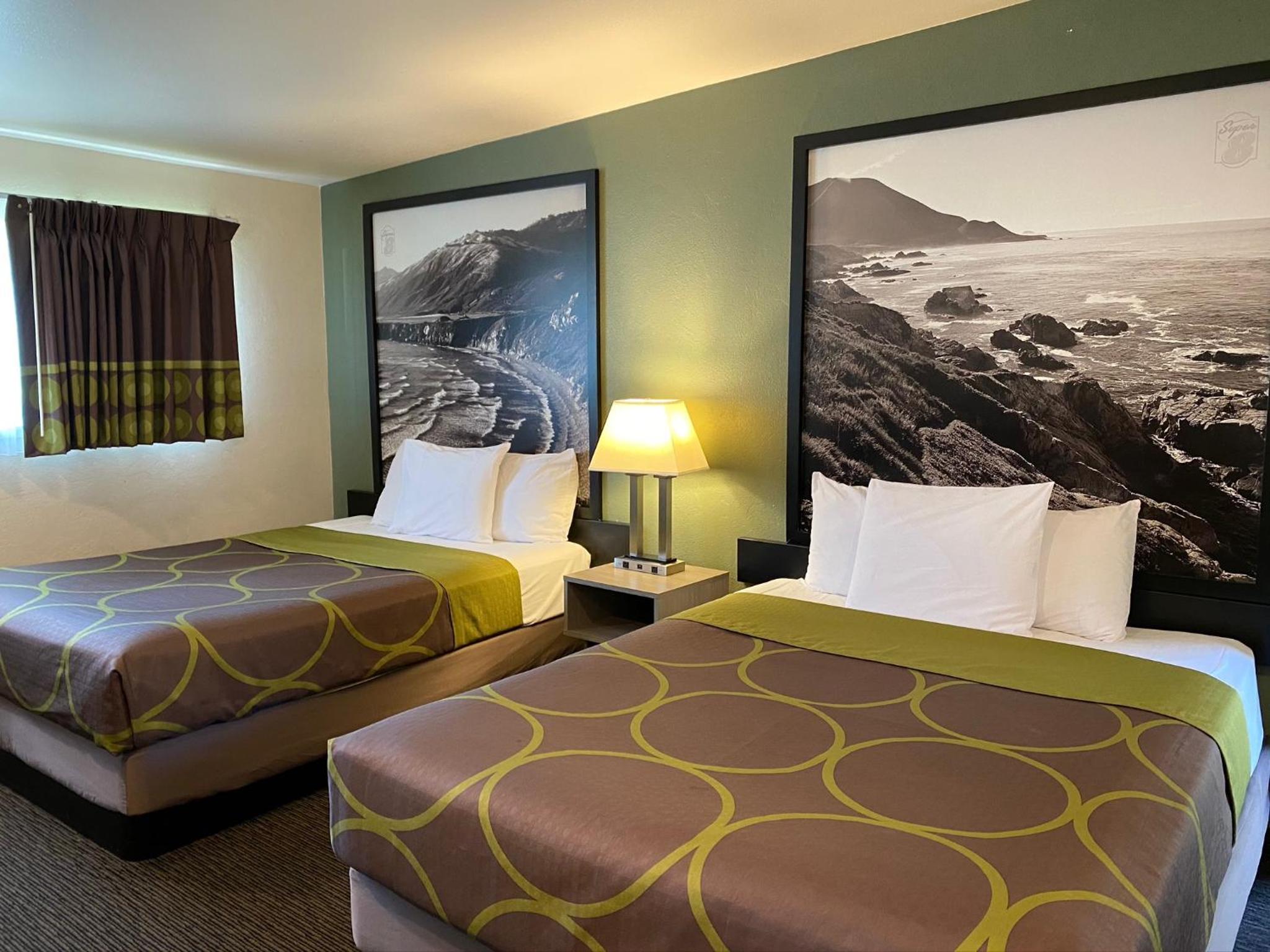 Queen Room with Two Queen Beds - Non-Smoking - Photo 5