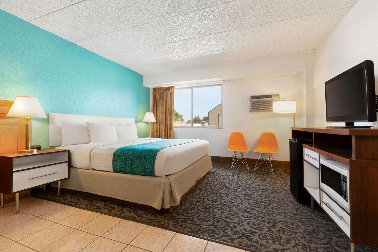 One-Bedroom King Suite - Non-Smoking photo 1