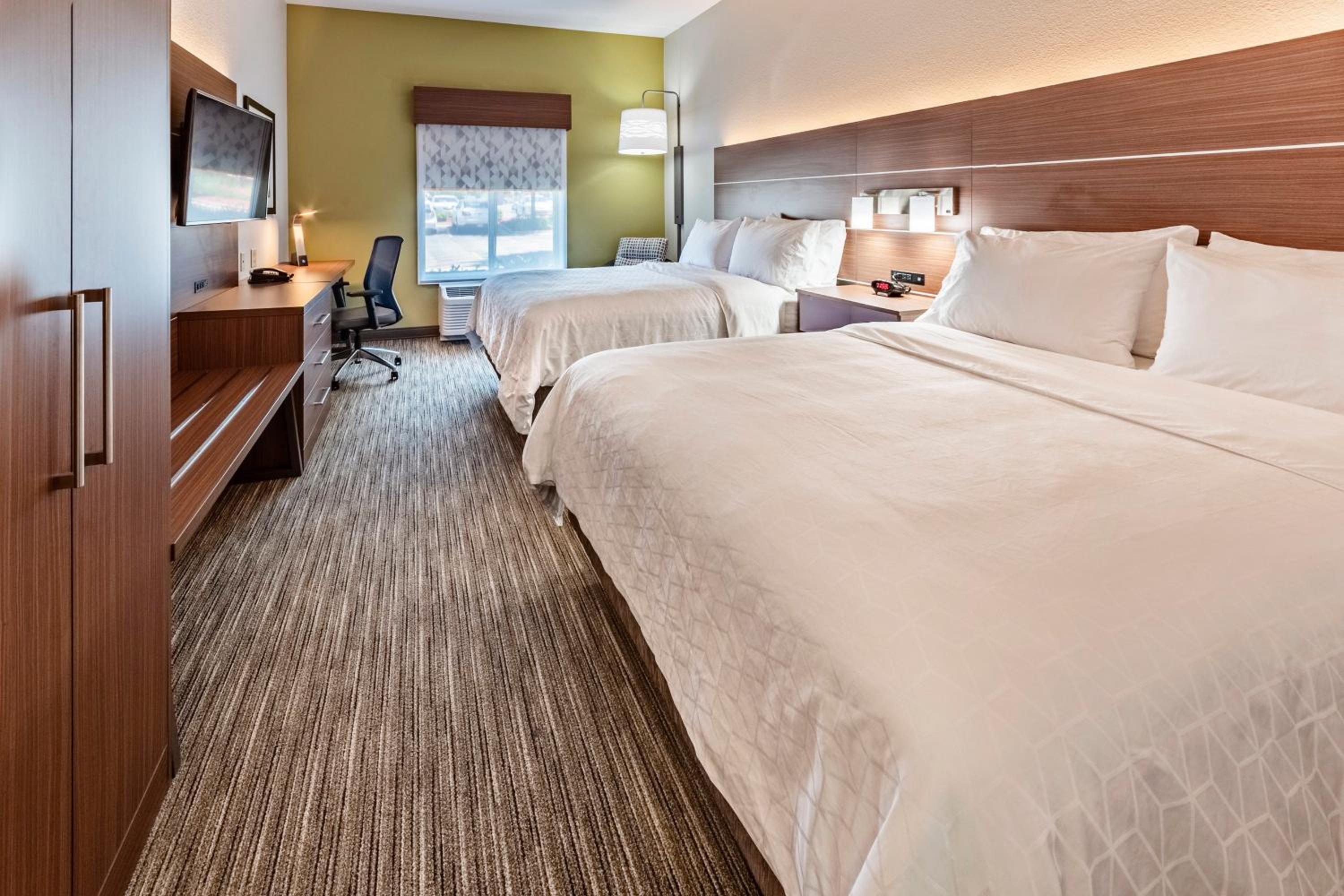 Standard Queen Room with Two Queen Beds and Roll-In Shower - Mobility Access photo 1