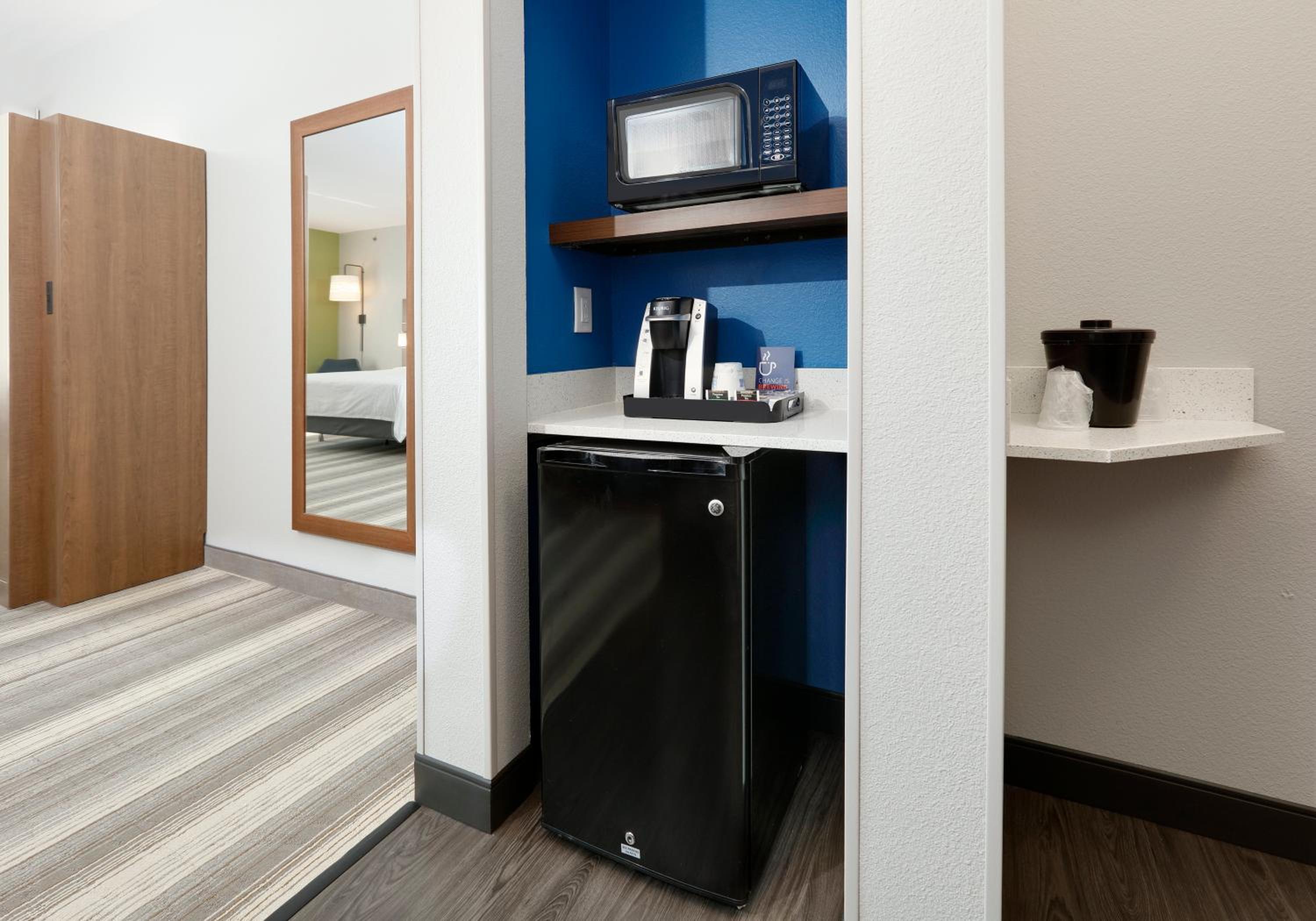 King Suite with Sofa Bed - Hearing Accessible - Photo 5