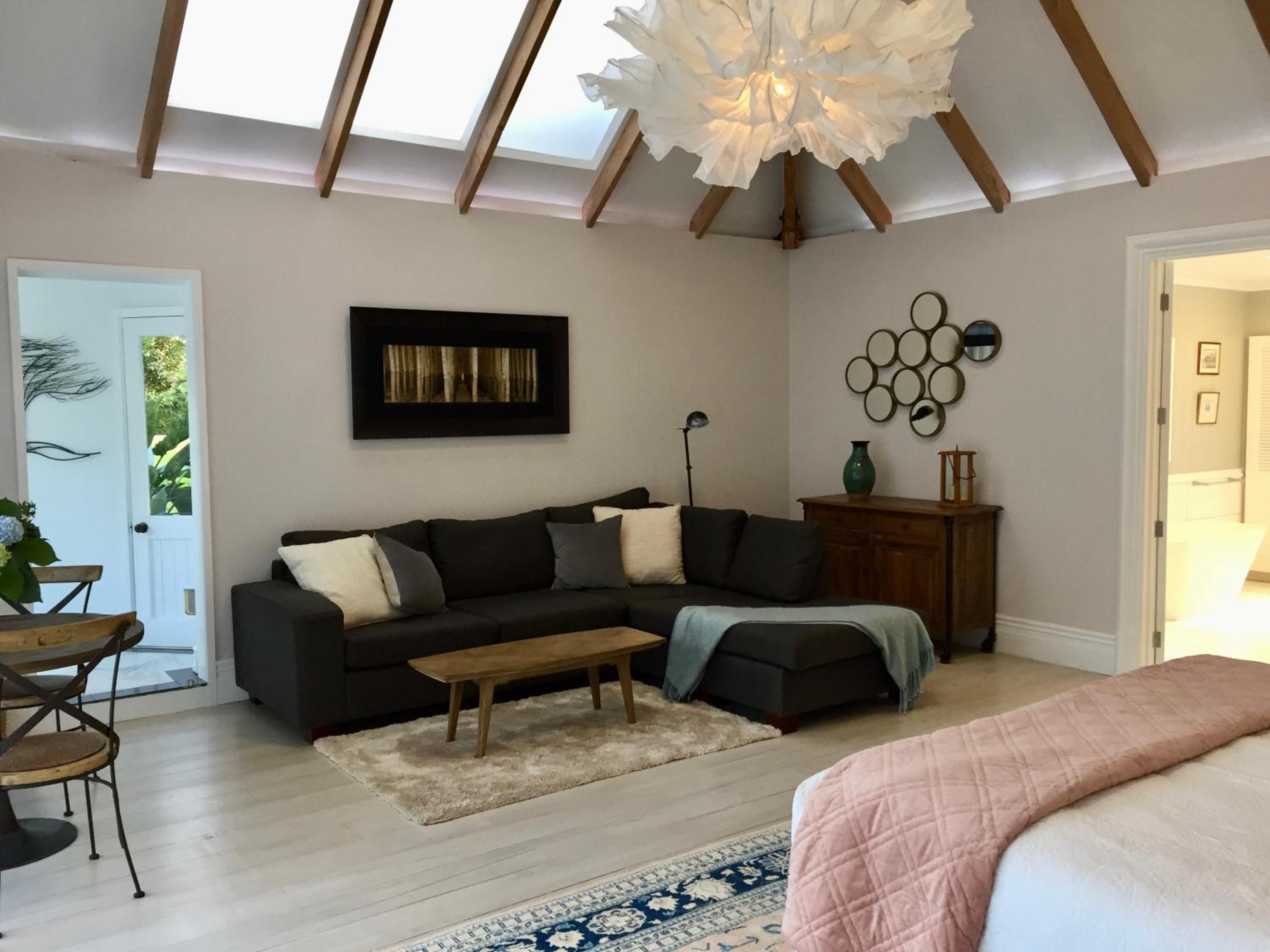 Deluxe King Suite photo 1