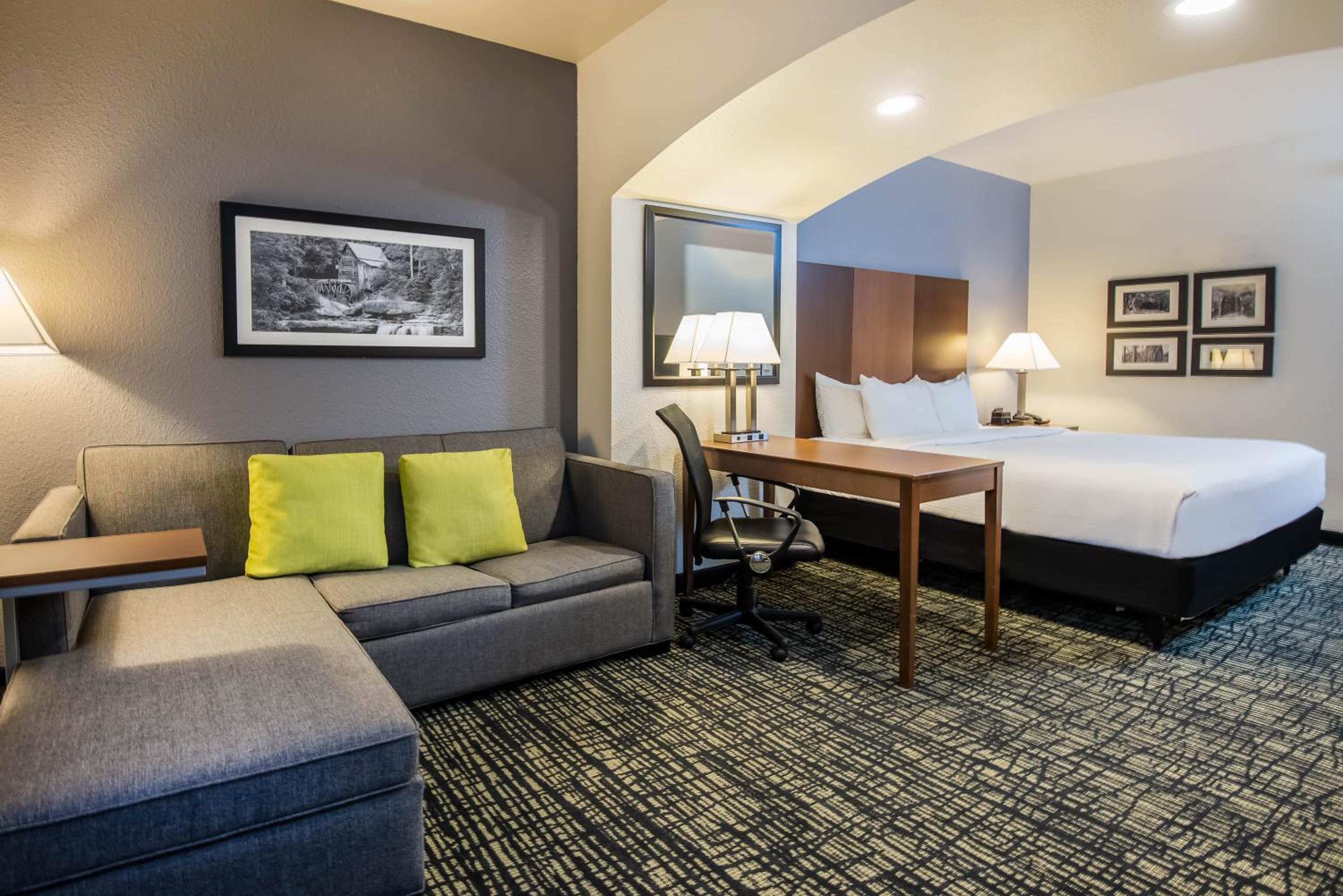 Deluxe King Room with Roll In Shower - Mobility Accessible/Non-Smoking photo 2