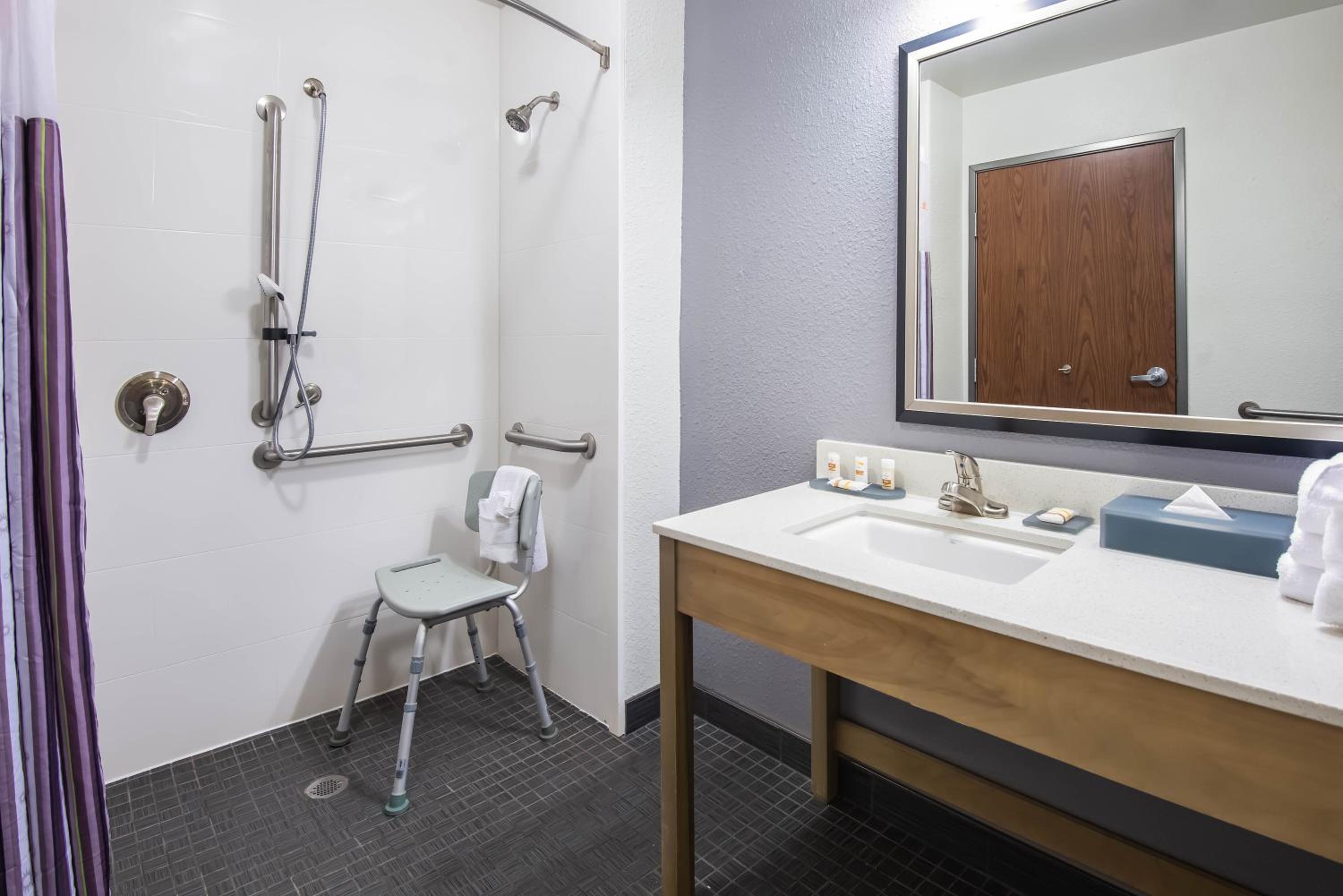 Deluxe King Room with Roll In Shower - Mobility Accessible/Non-Smoking photo 3