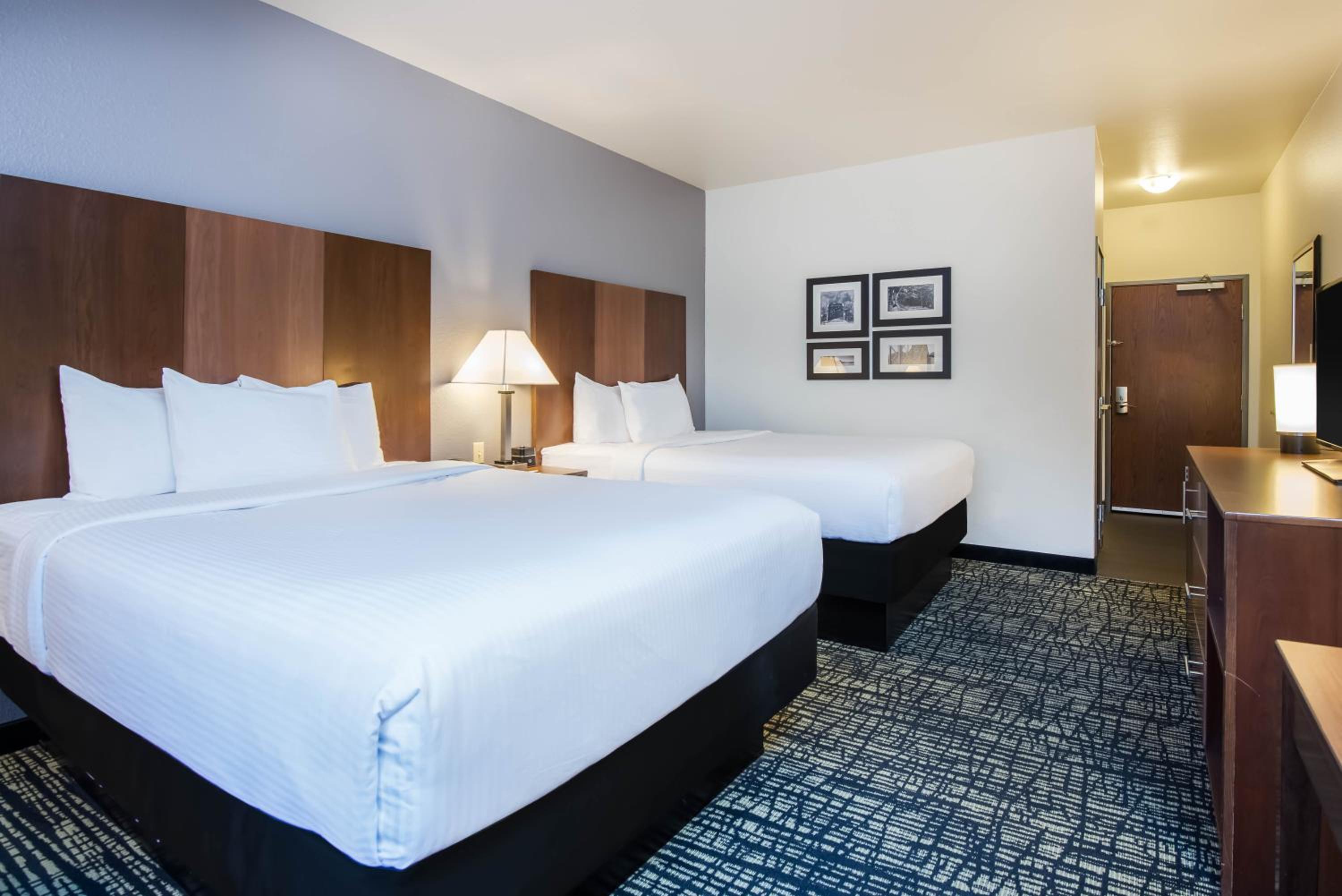 Queen Room with Two Queen Beds - Non-Smoking photo 3