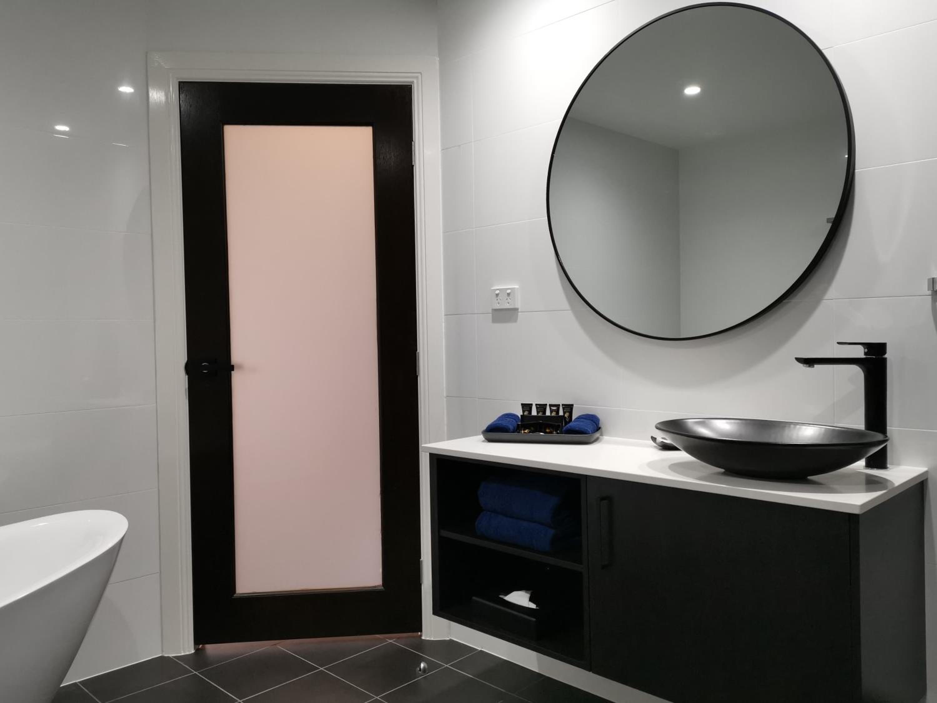 Superior King Room - Photo 5