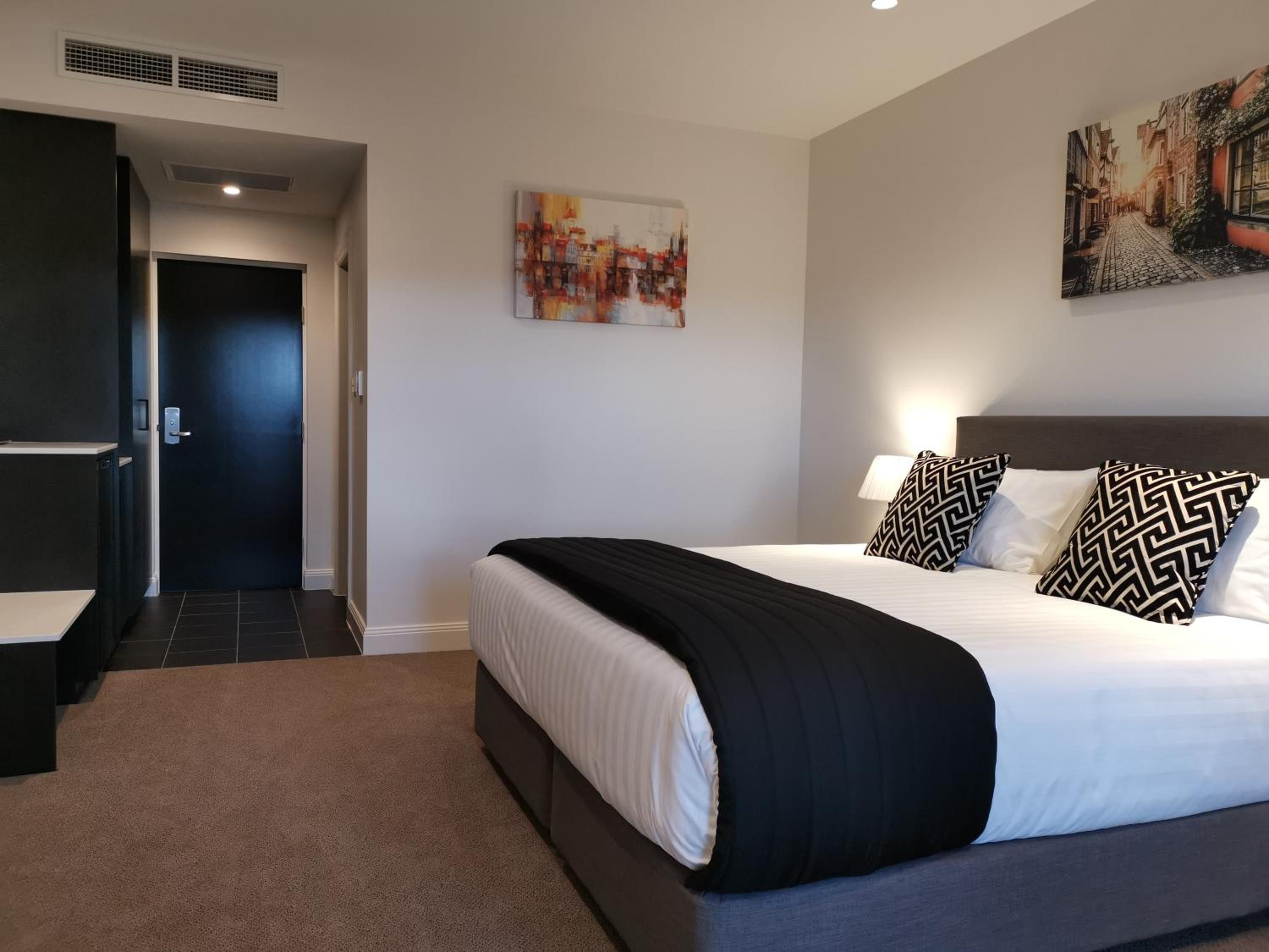 Deluxe King Room - Photo 5