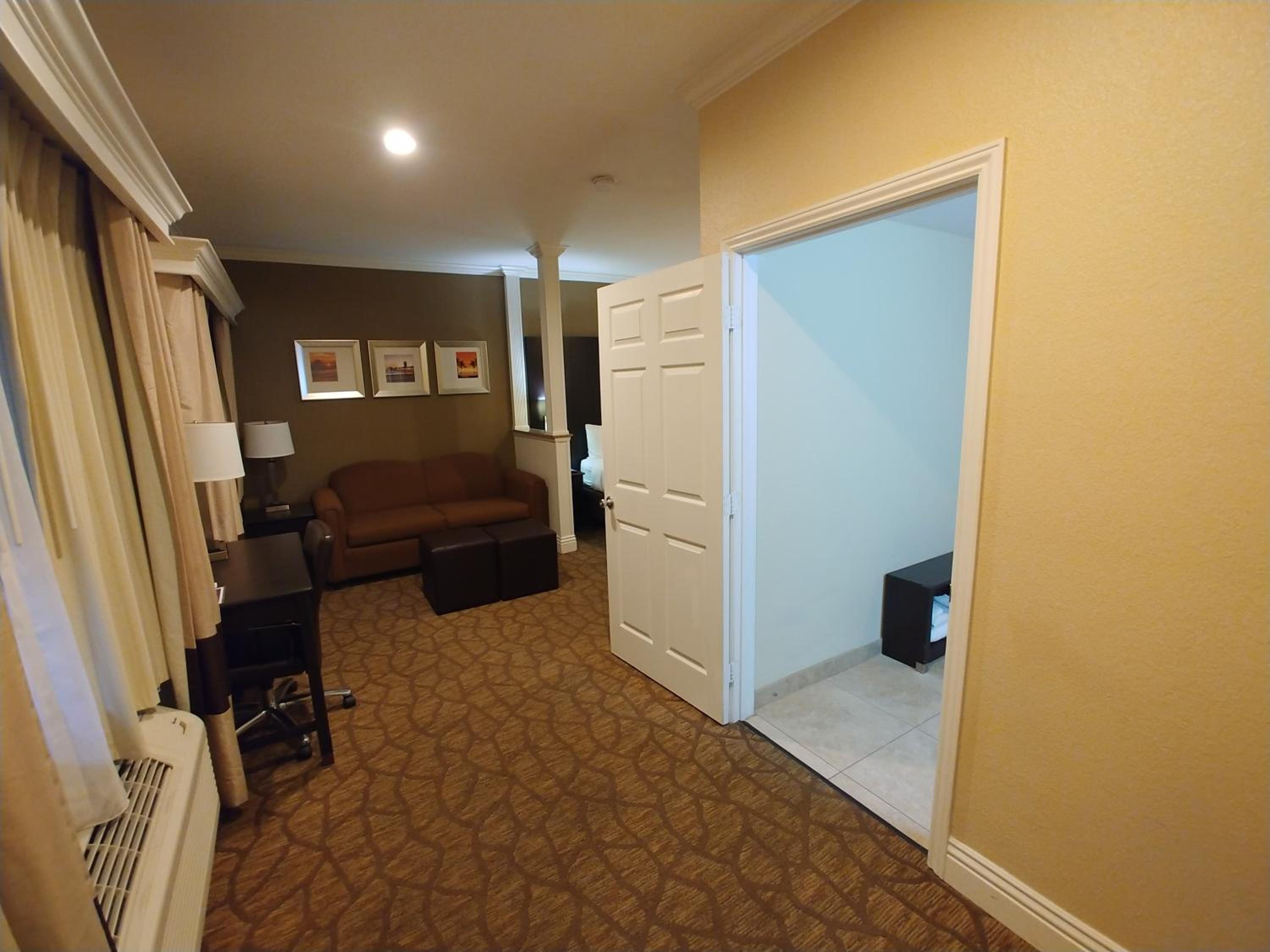 King Suite - Accessible/Non-Smoking - Photo 4