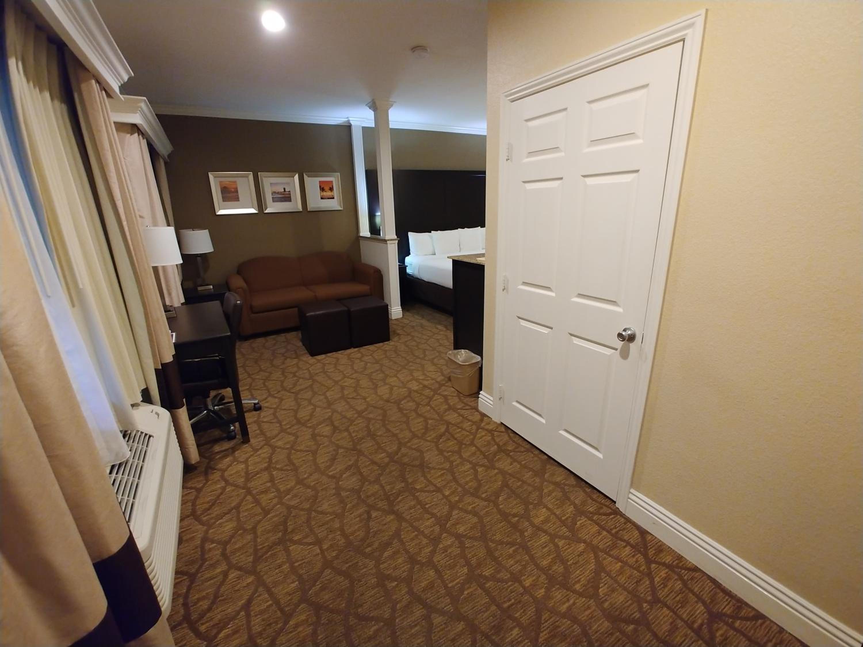King Suite - Accessible/Non-Smoking - Photo 1