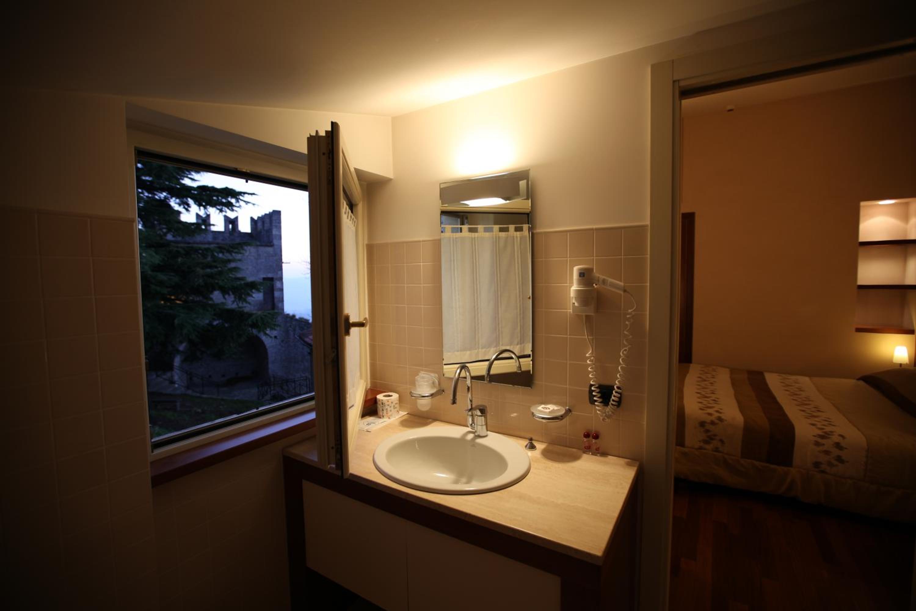 Deluxe Double or Twin Room - Photo 13