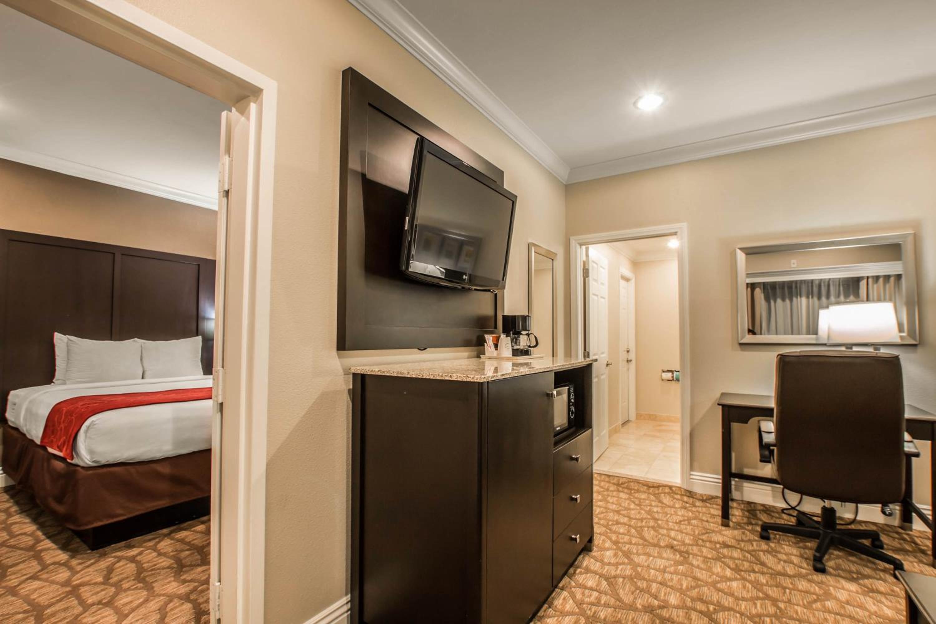 Two-Bedroom Queen Suite with Two Queen Beds and Sofa Bed - Non-Smoking - Photo 2