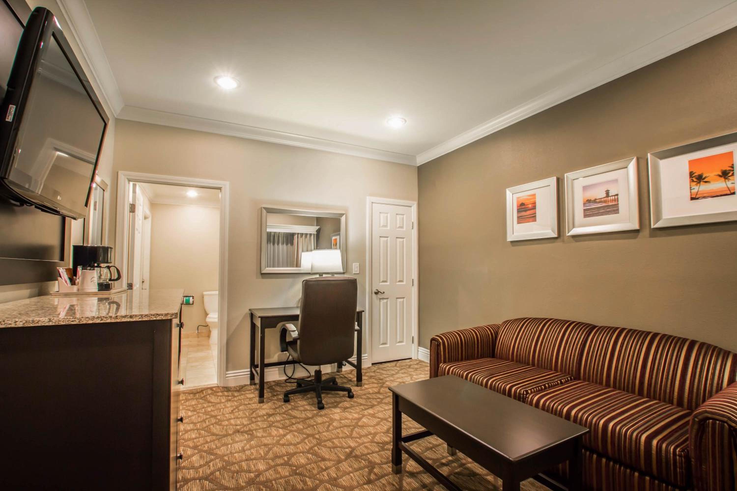 Two-Bedroom Queen Suite with Two Queen Beds and Sofa Bed - Non-Smoking - Photo 4