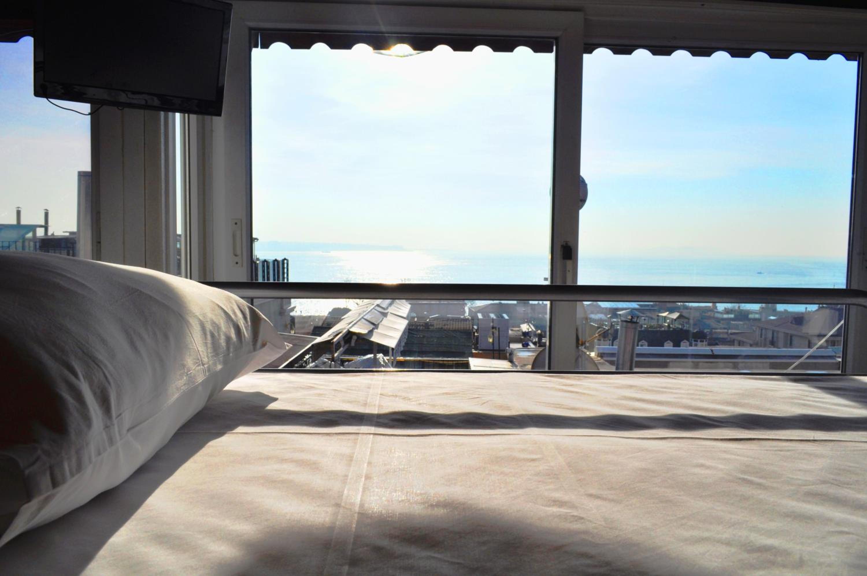 Bed in 4-Bed Mixed Dormitory Room with Sea View photo 3