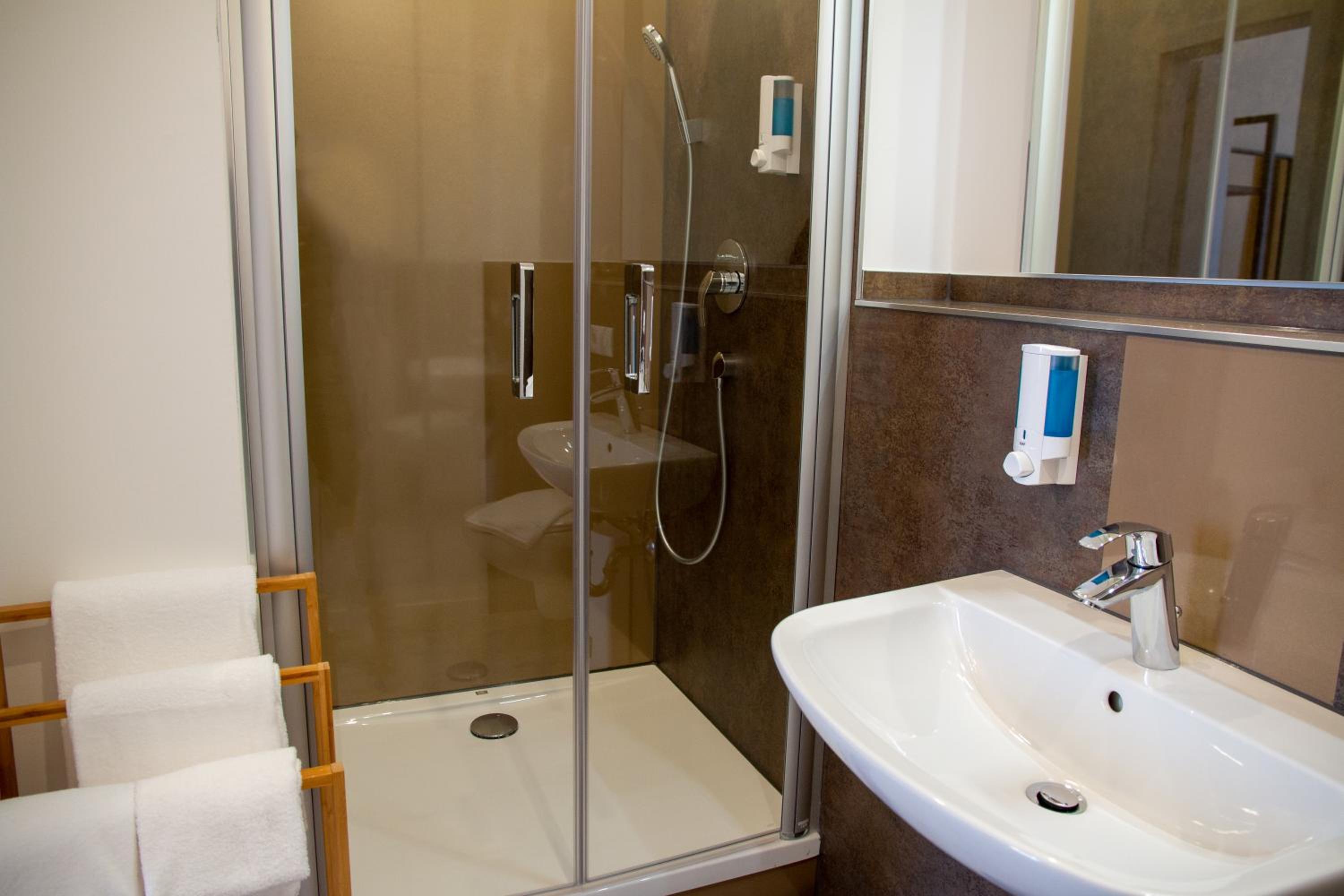 Standard Double Room - Photo 5