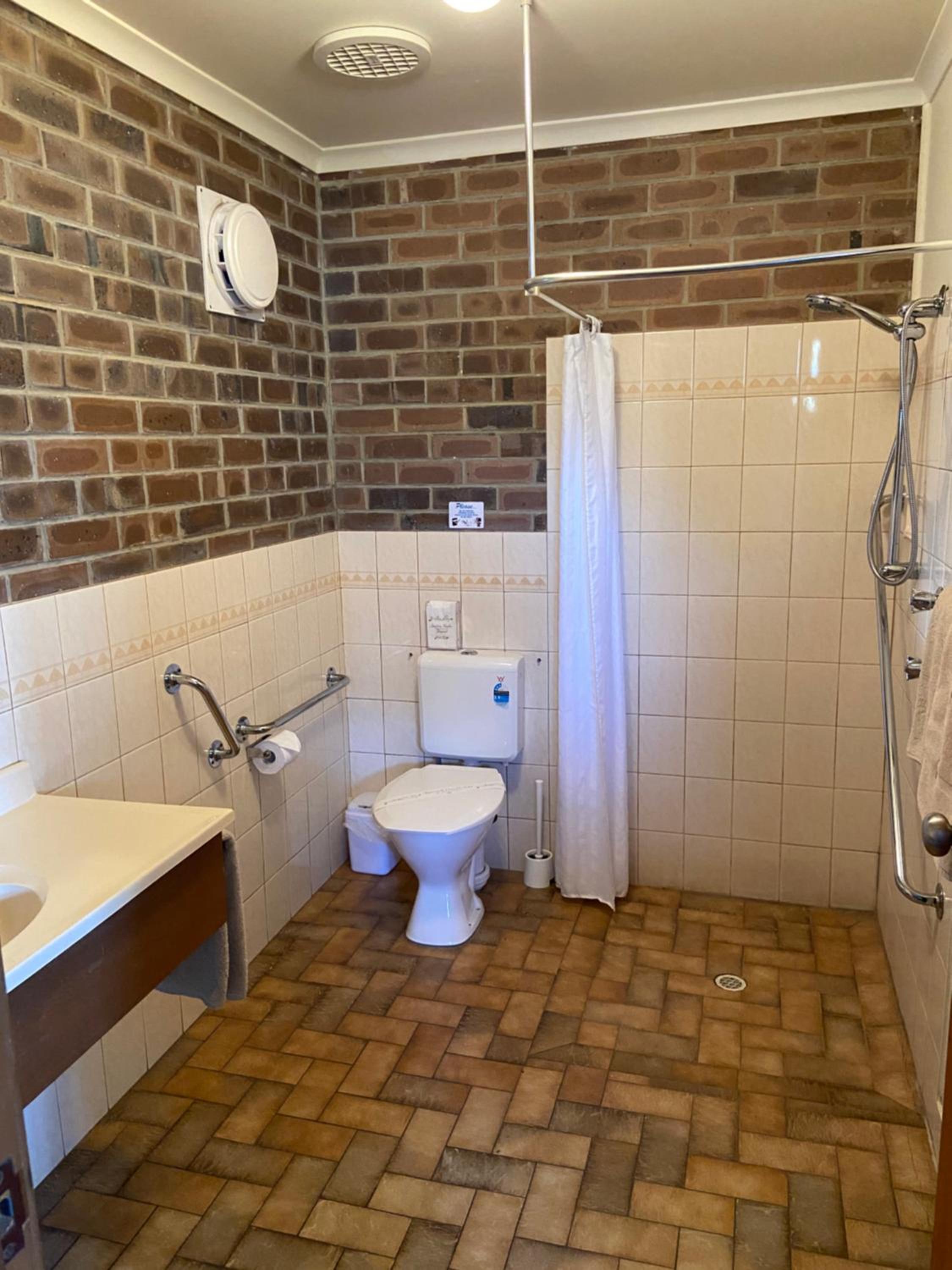 Family Room - Disability Access - Photo 3