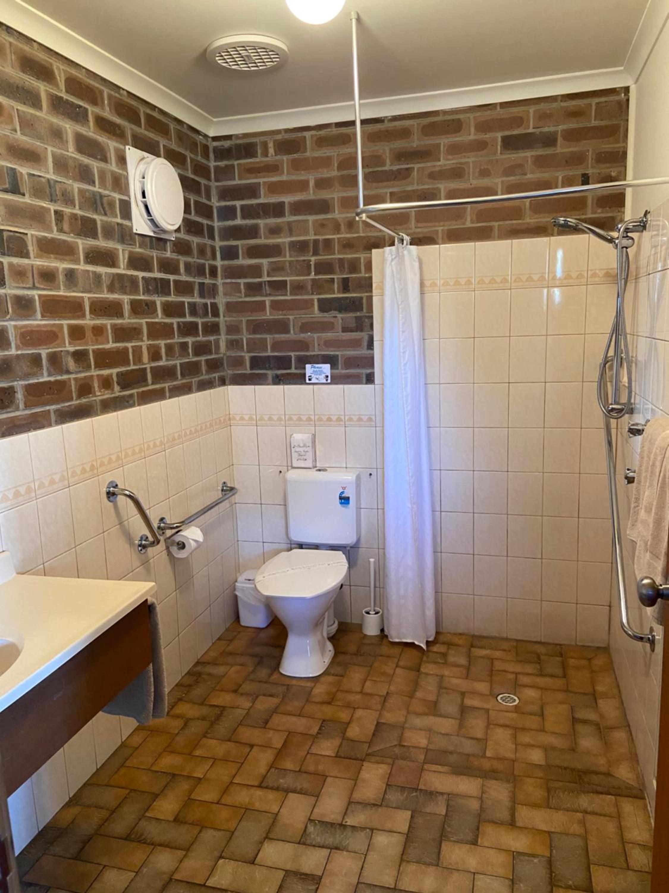 Family Room - Disability Access - Photo 2