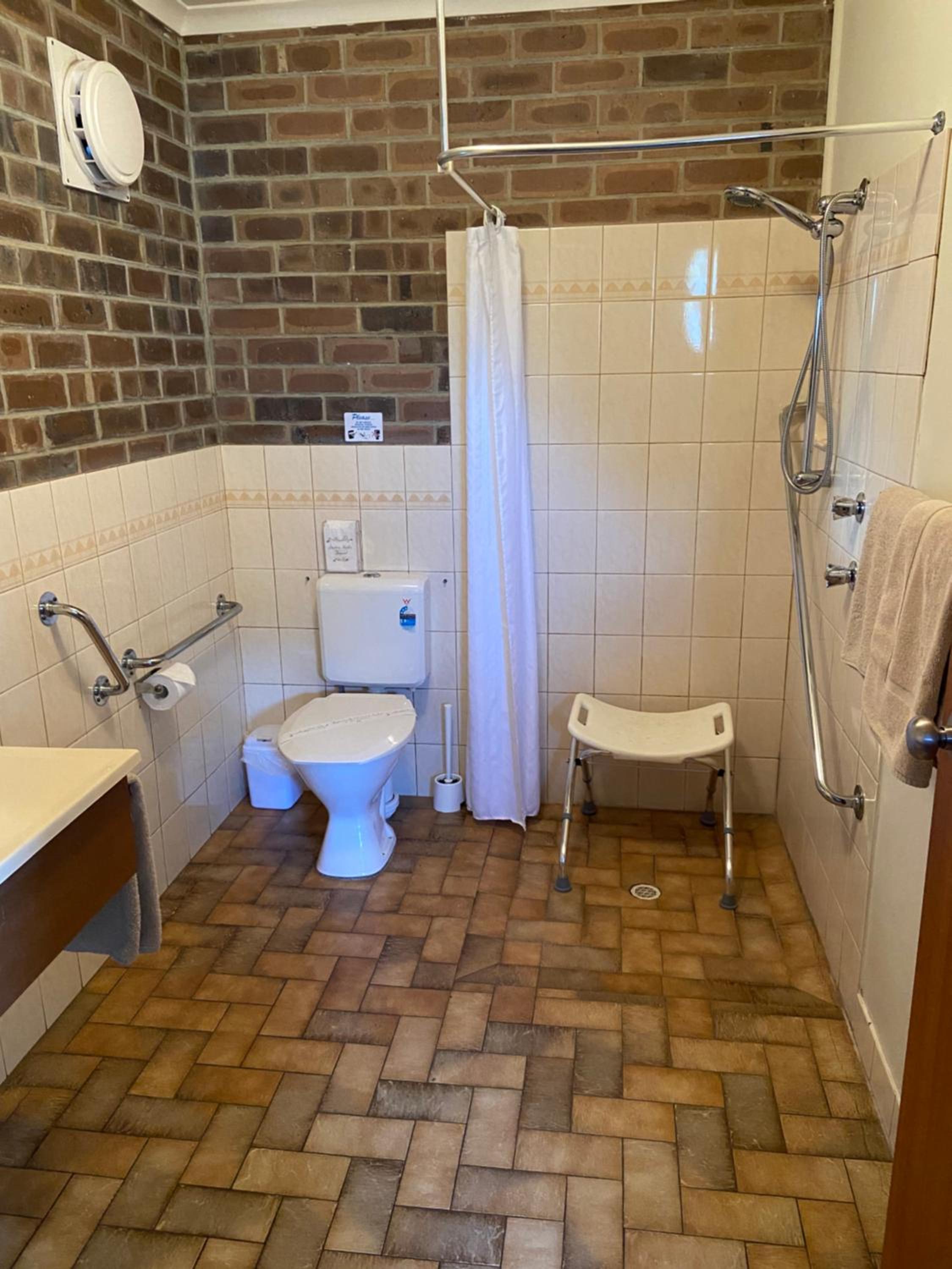 Family Room - Disability Access - Photo 4