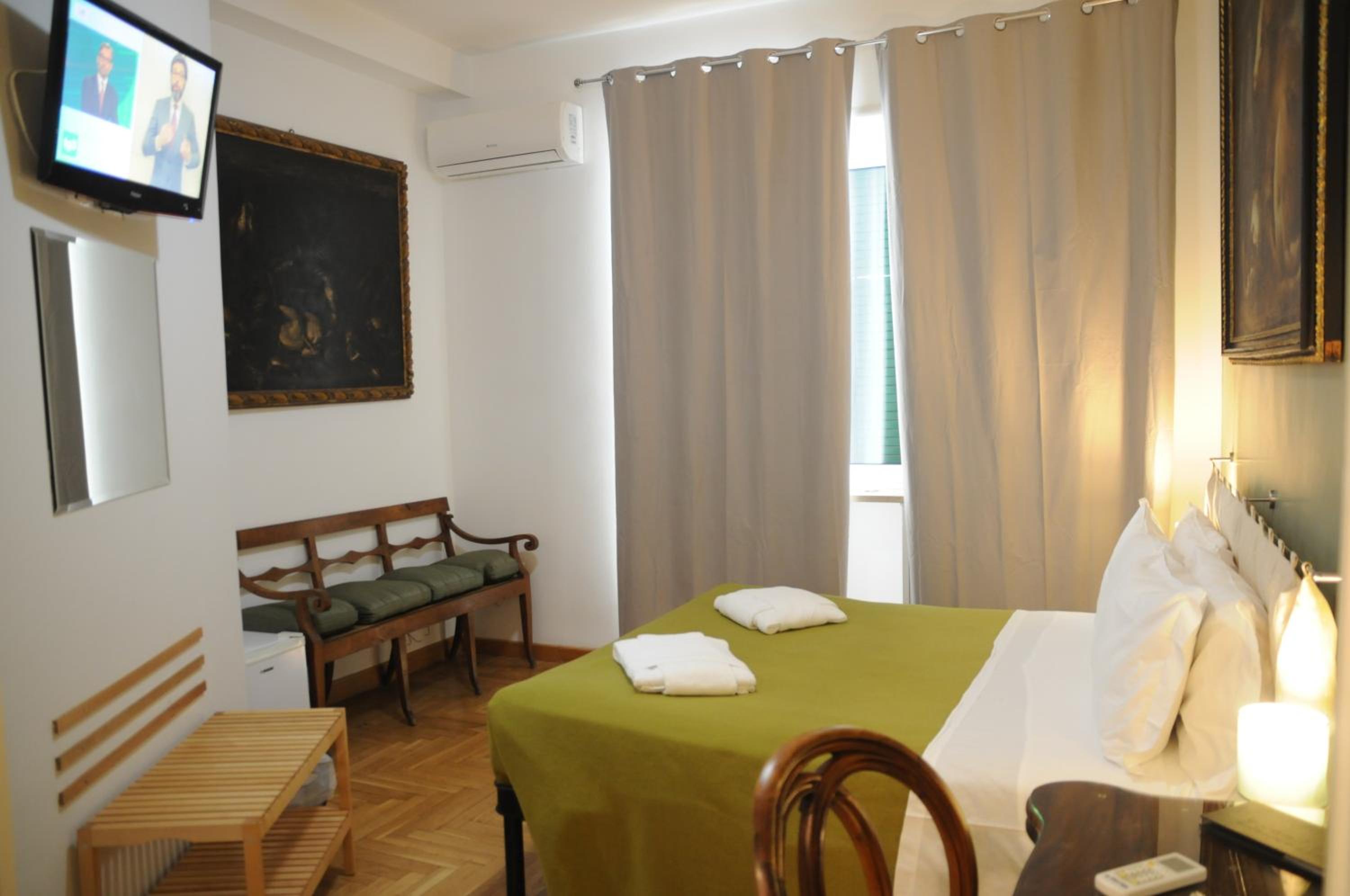 Double Room with Private External Bathroom and Balcony photo 3
