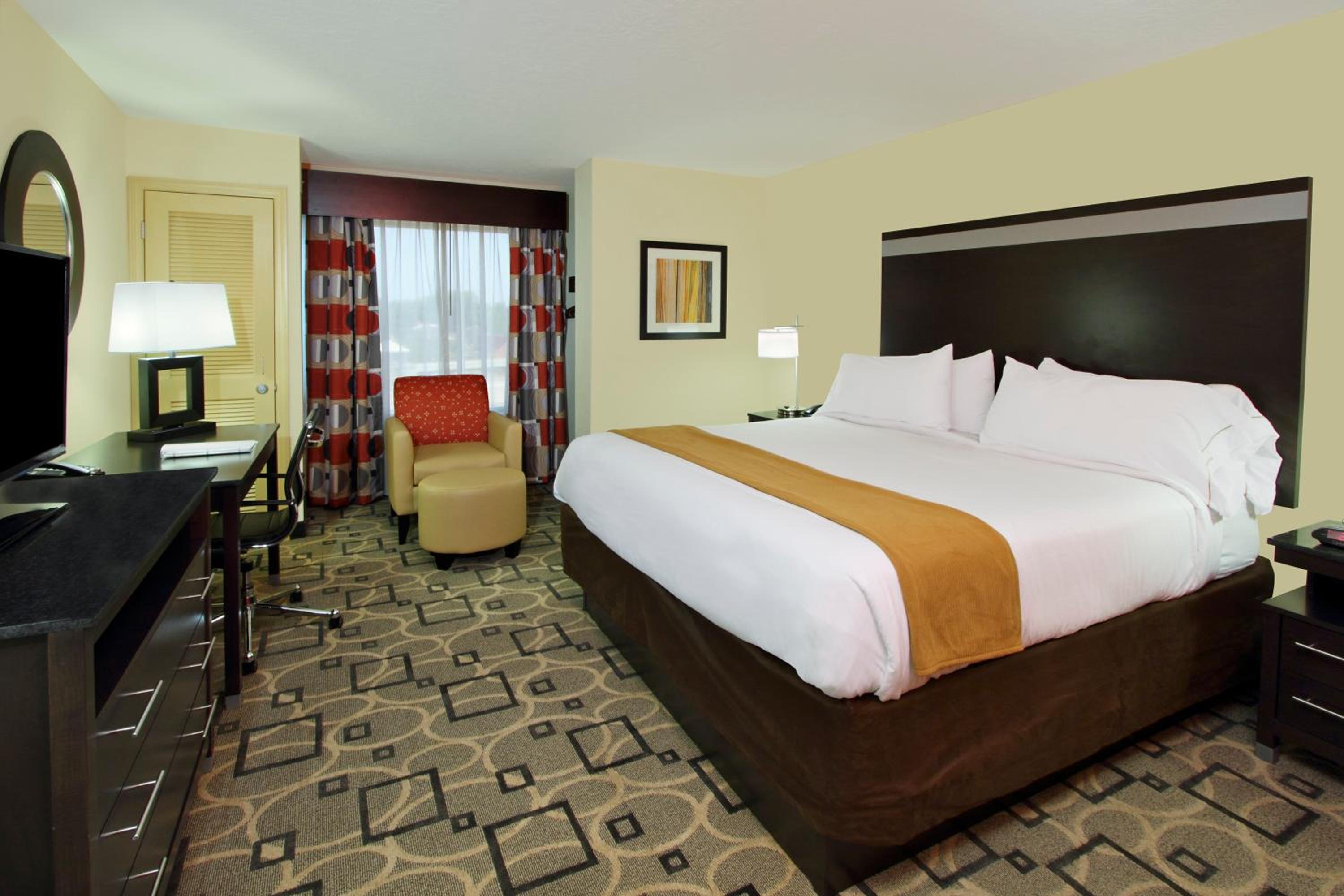Standard King Room with Mobility Accessible Tub photo 2