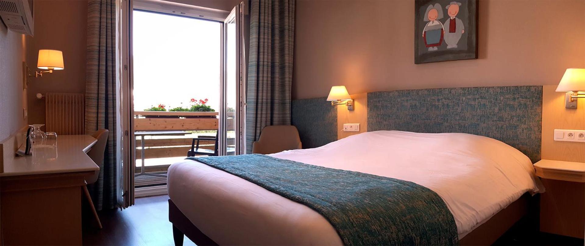 Room with Balcony - Photo 5