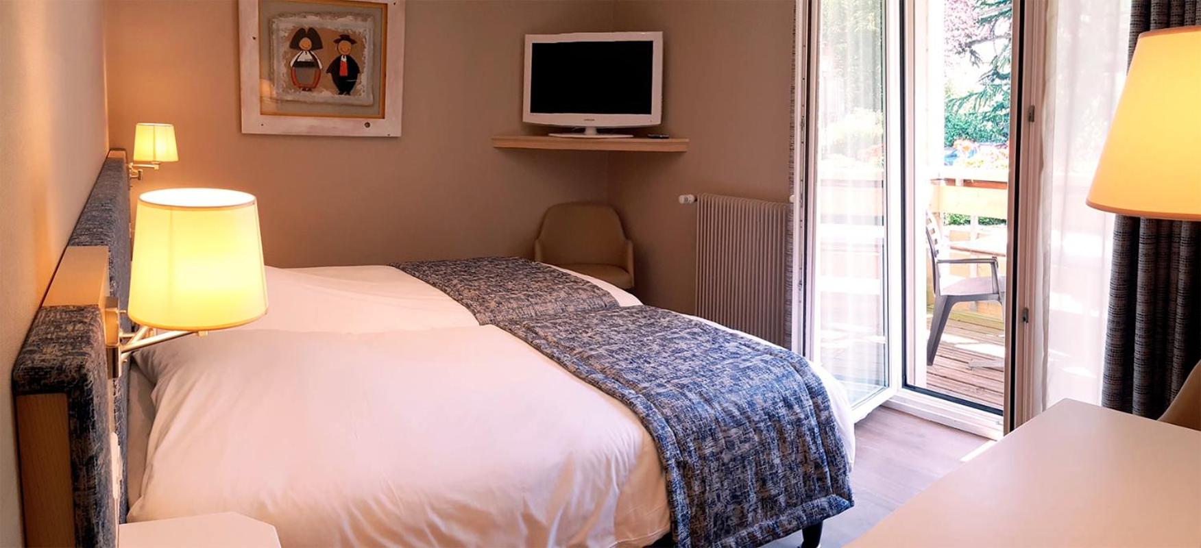 Room with Balcony - Photo 4