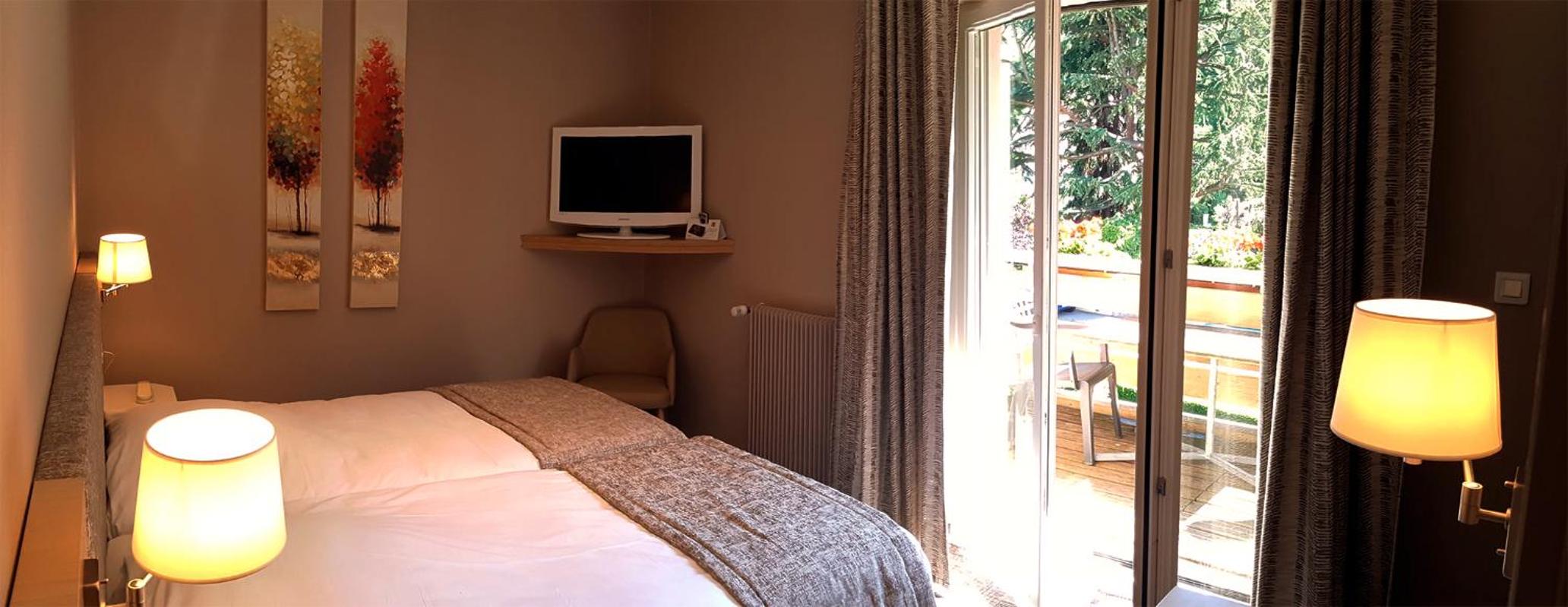 Room with Balcony - Photo 3
