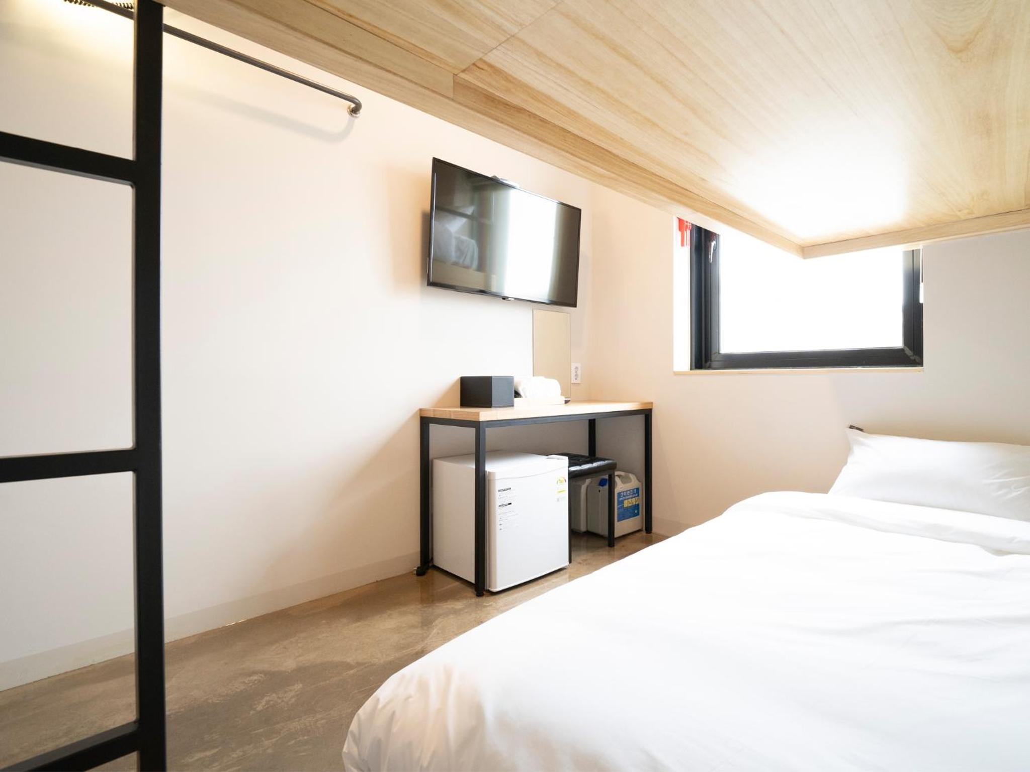 Economy Twin Room - Photo 3