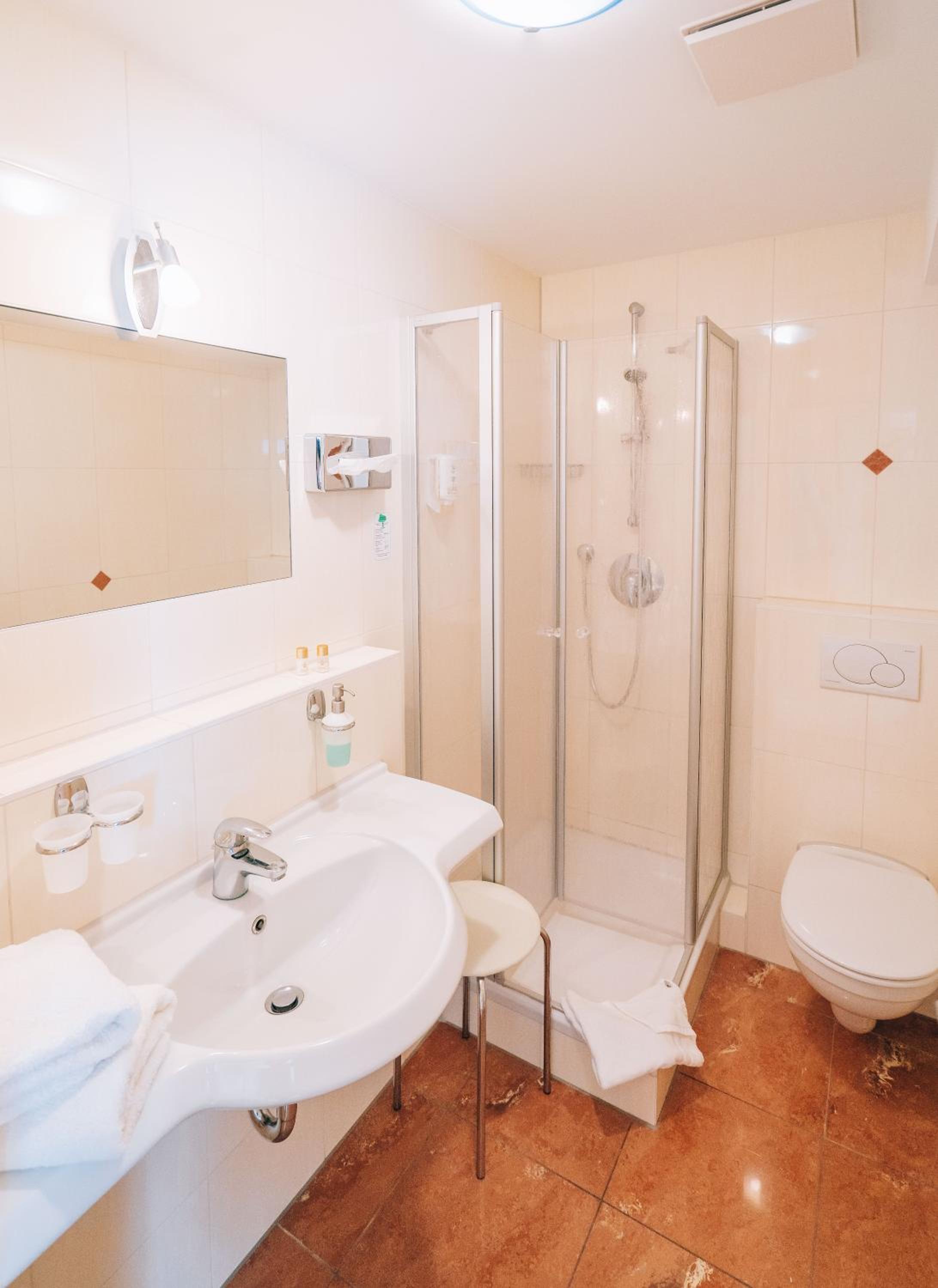 Standard Double Room - Photo 4