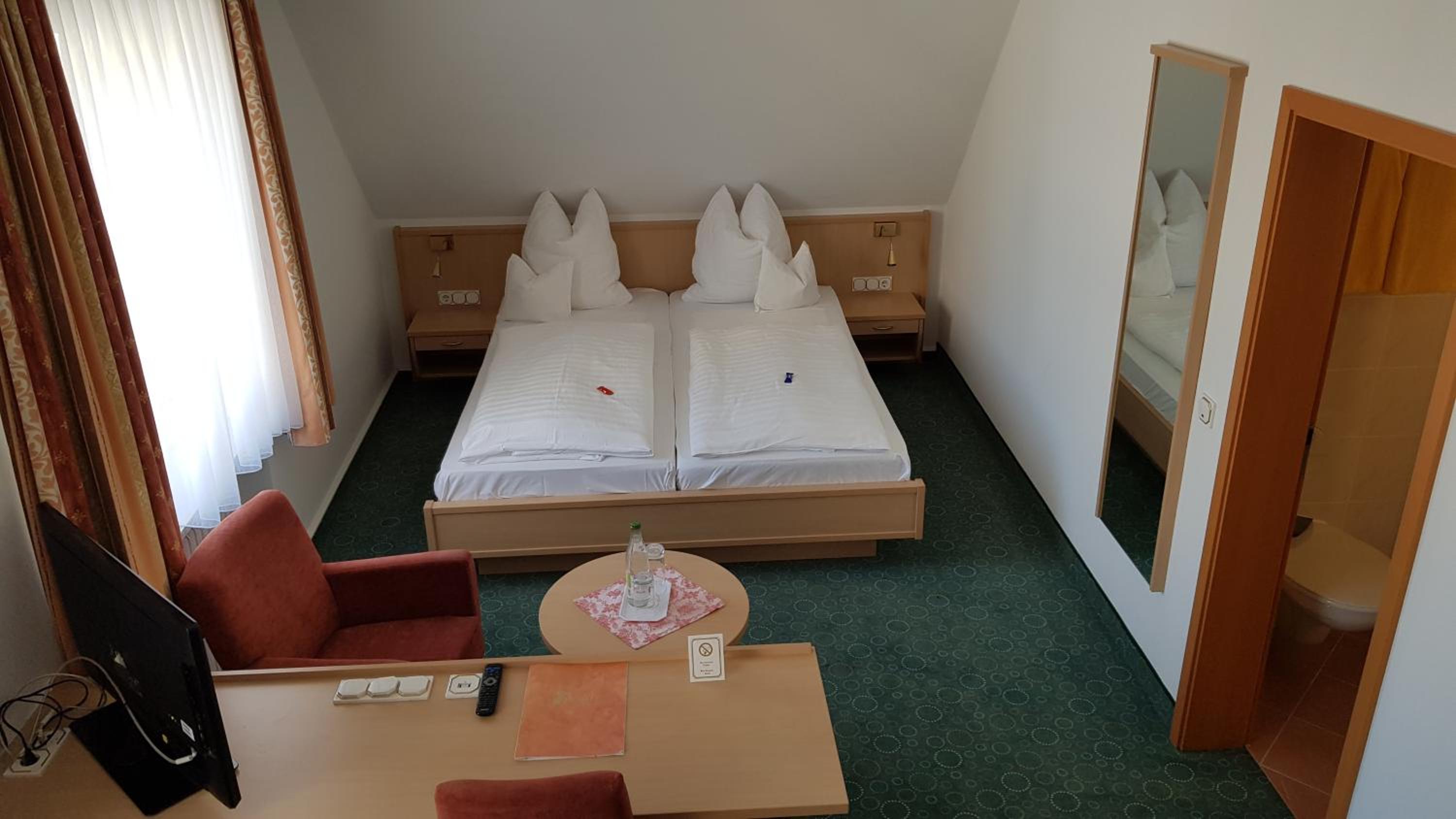 Standard Double Room - Photo 8