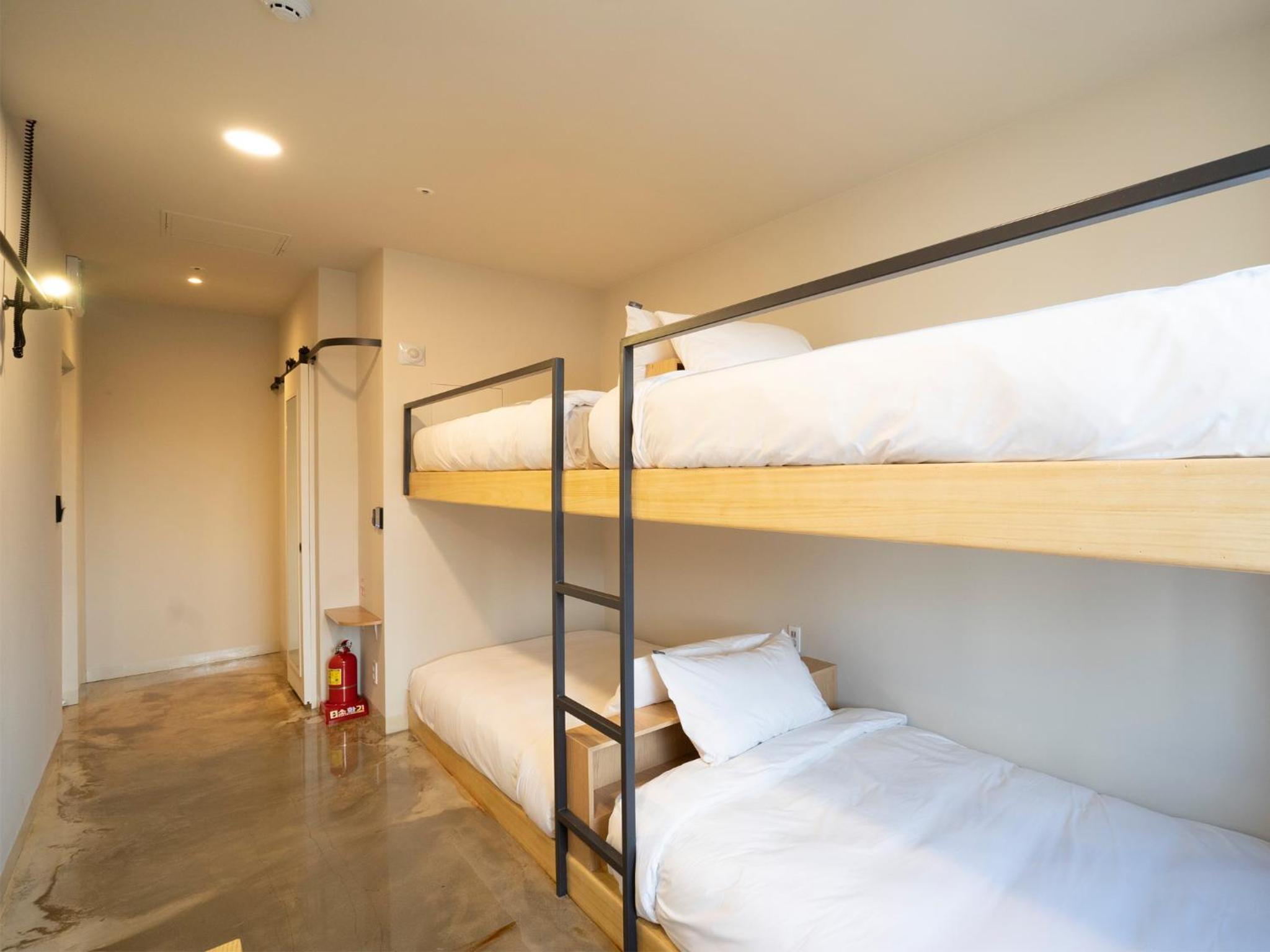 Quadruple Room with Private Bathroom - Photo 3