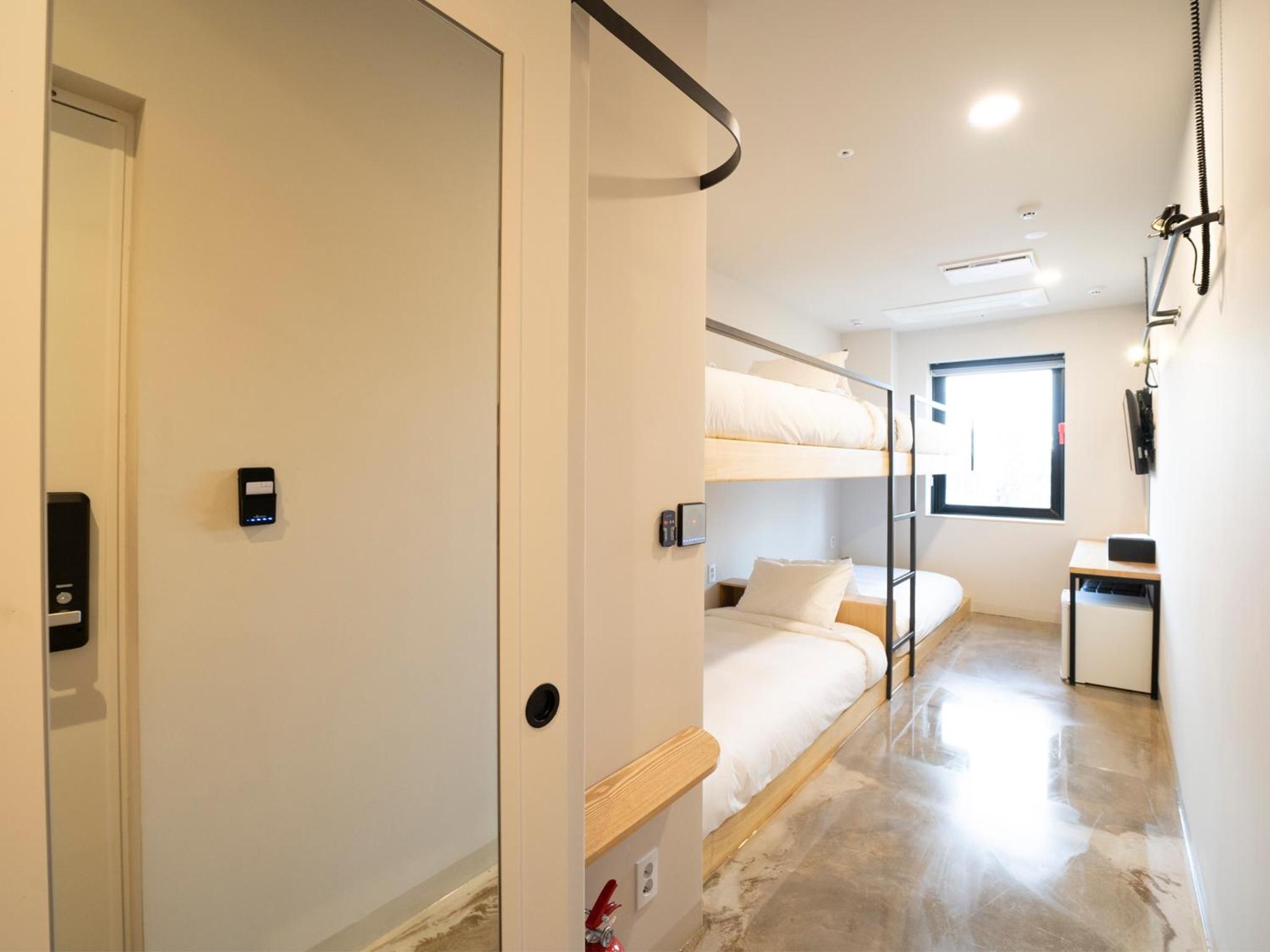 Quadruple Room with Private Bathroom - Photo 4