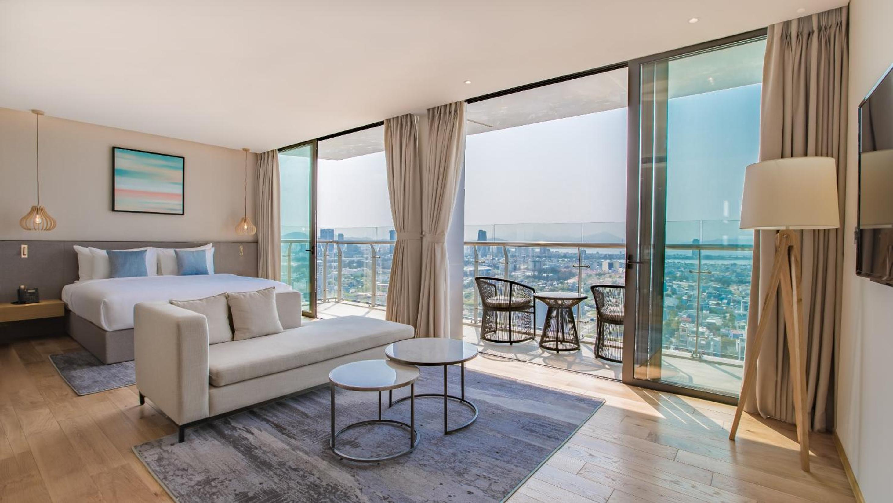 Junior Suite Panorama City View with Balcony and Bathtub