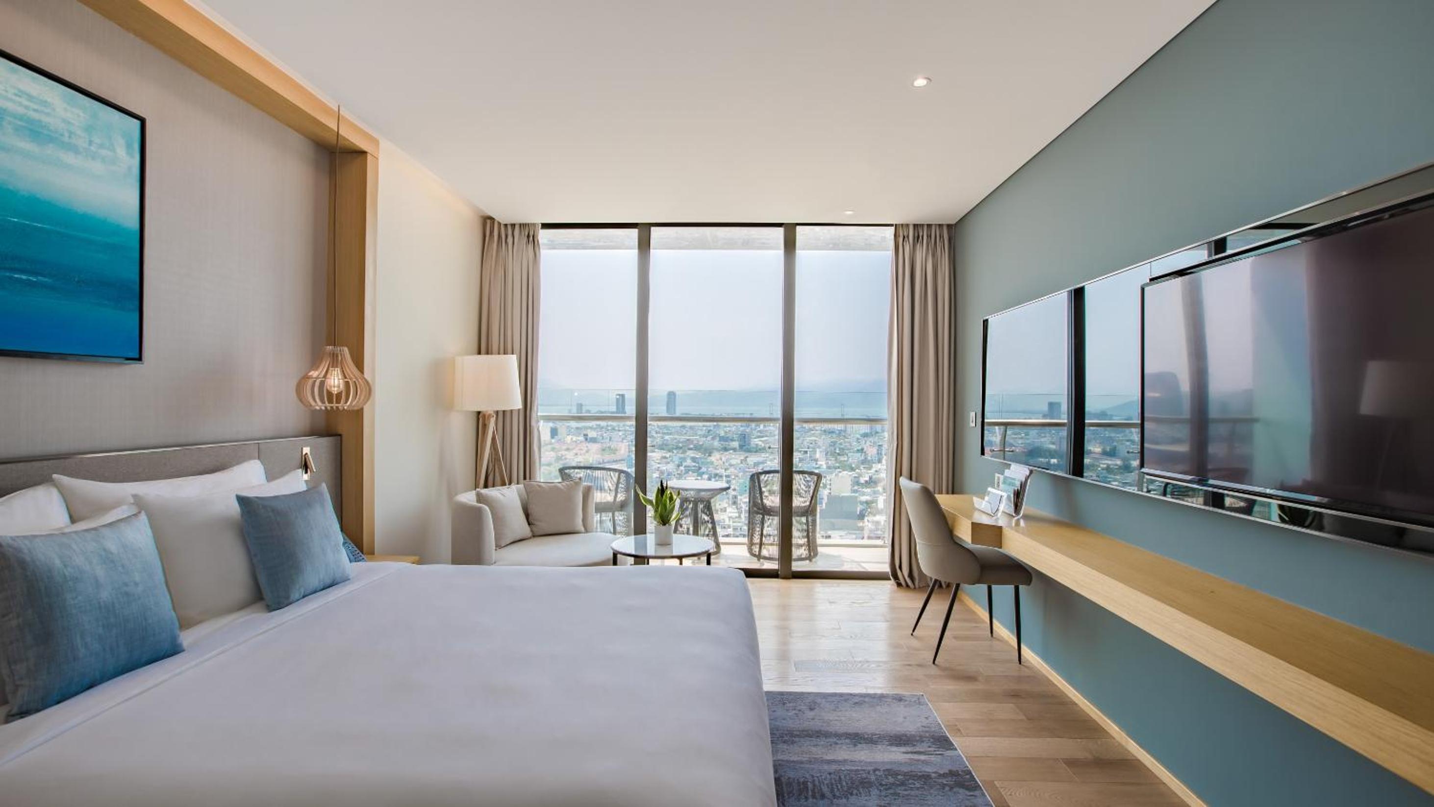 Superior King Room with Balcony and City View - Photo 1