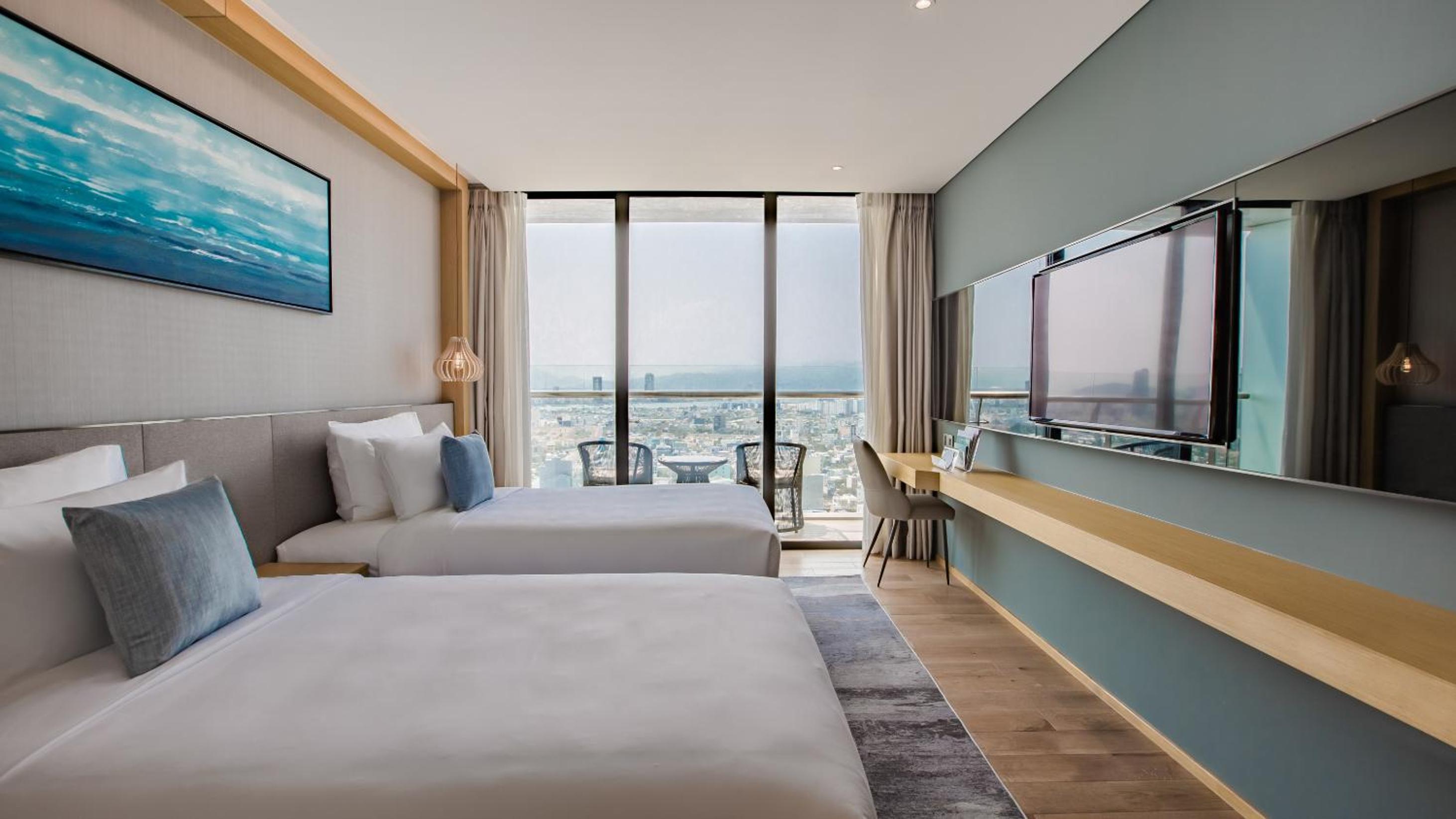 Superior Twin Room with Balcony and City View - Photo 1