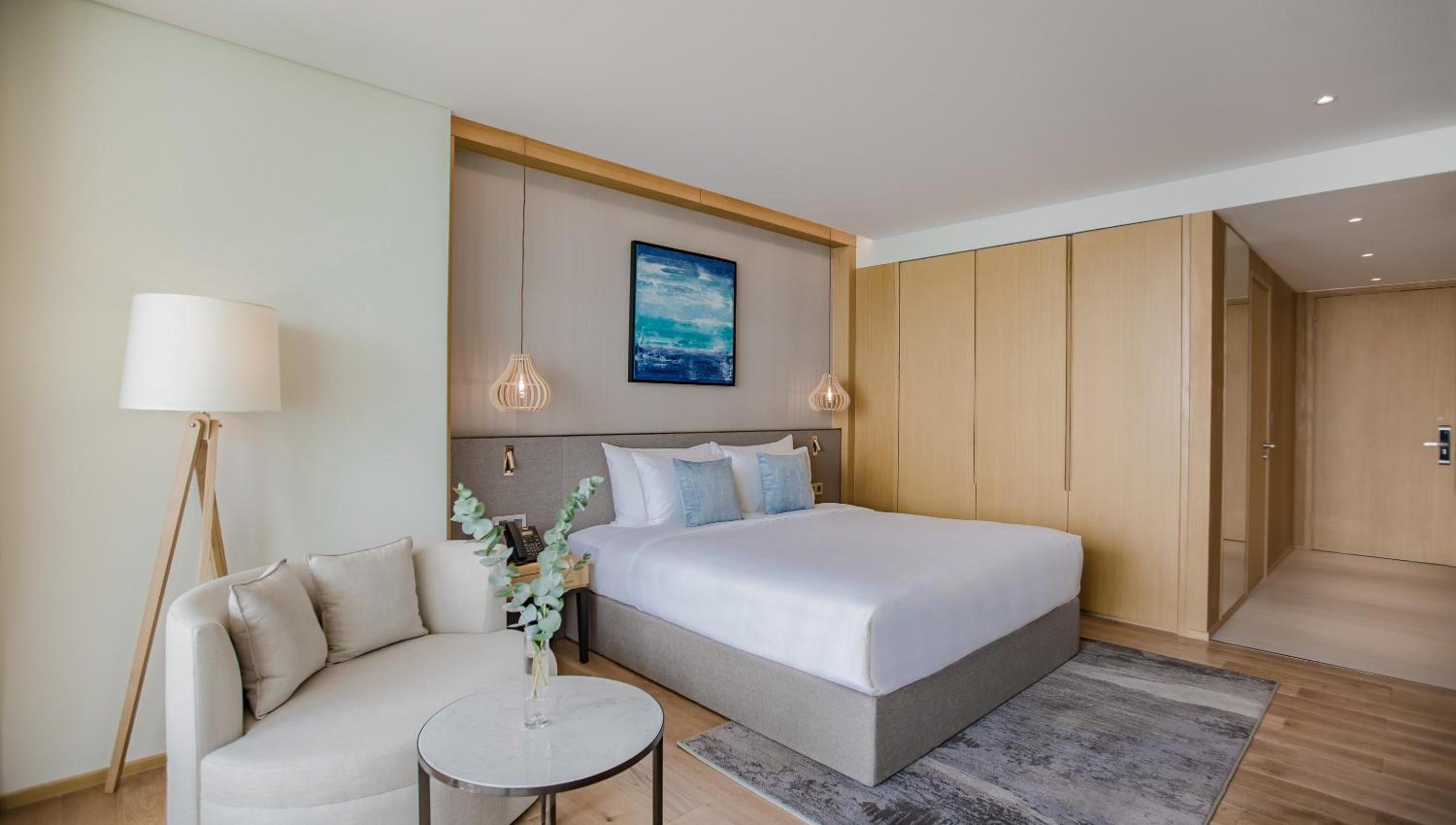 Superior King Room with Balcony and City View - Photo 5