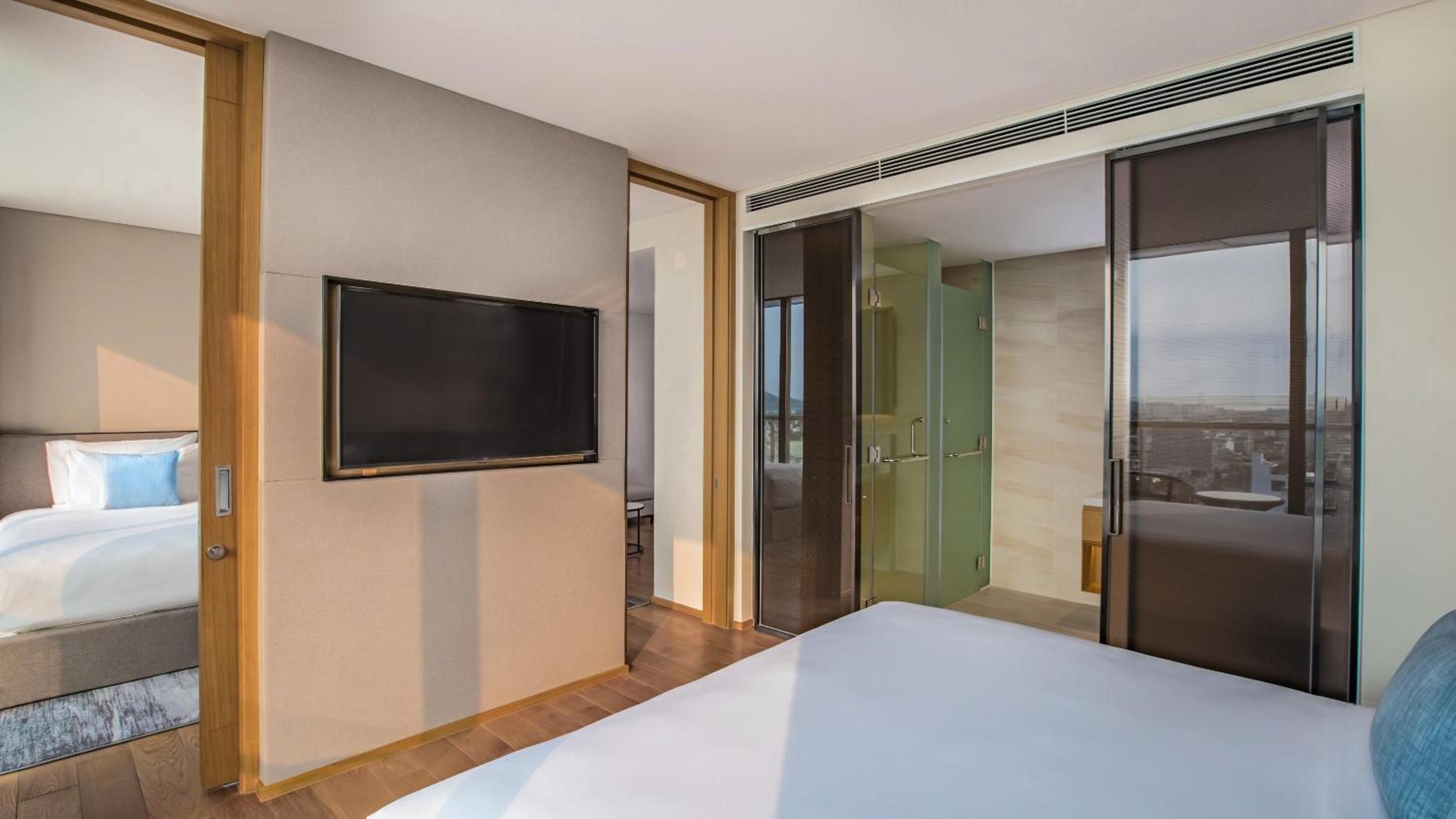Family Room with City View  - Photo 2