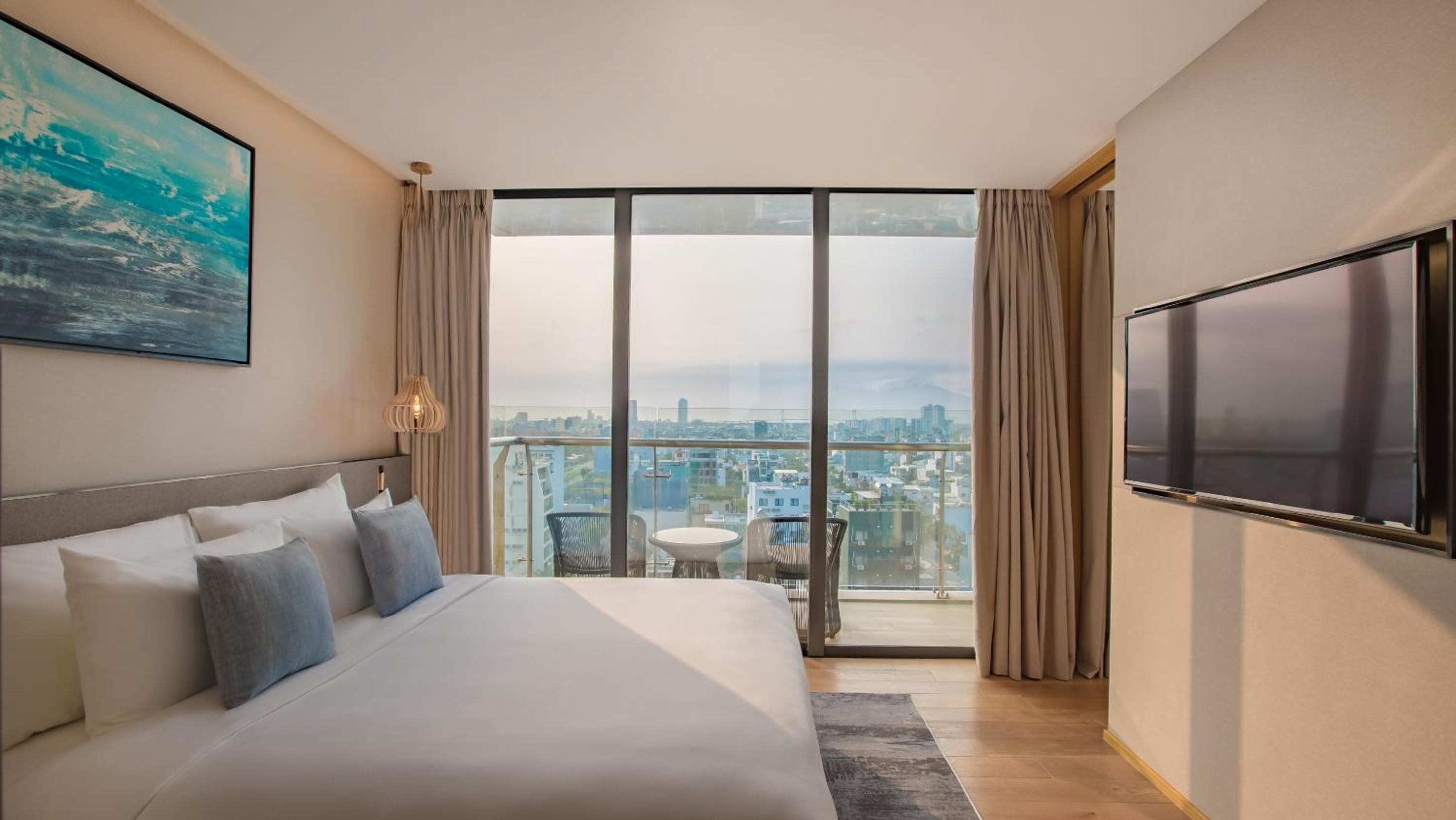 Family Room with City View  - Photo 6