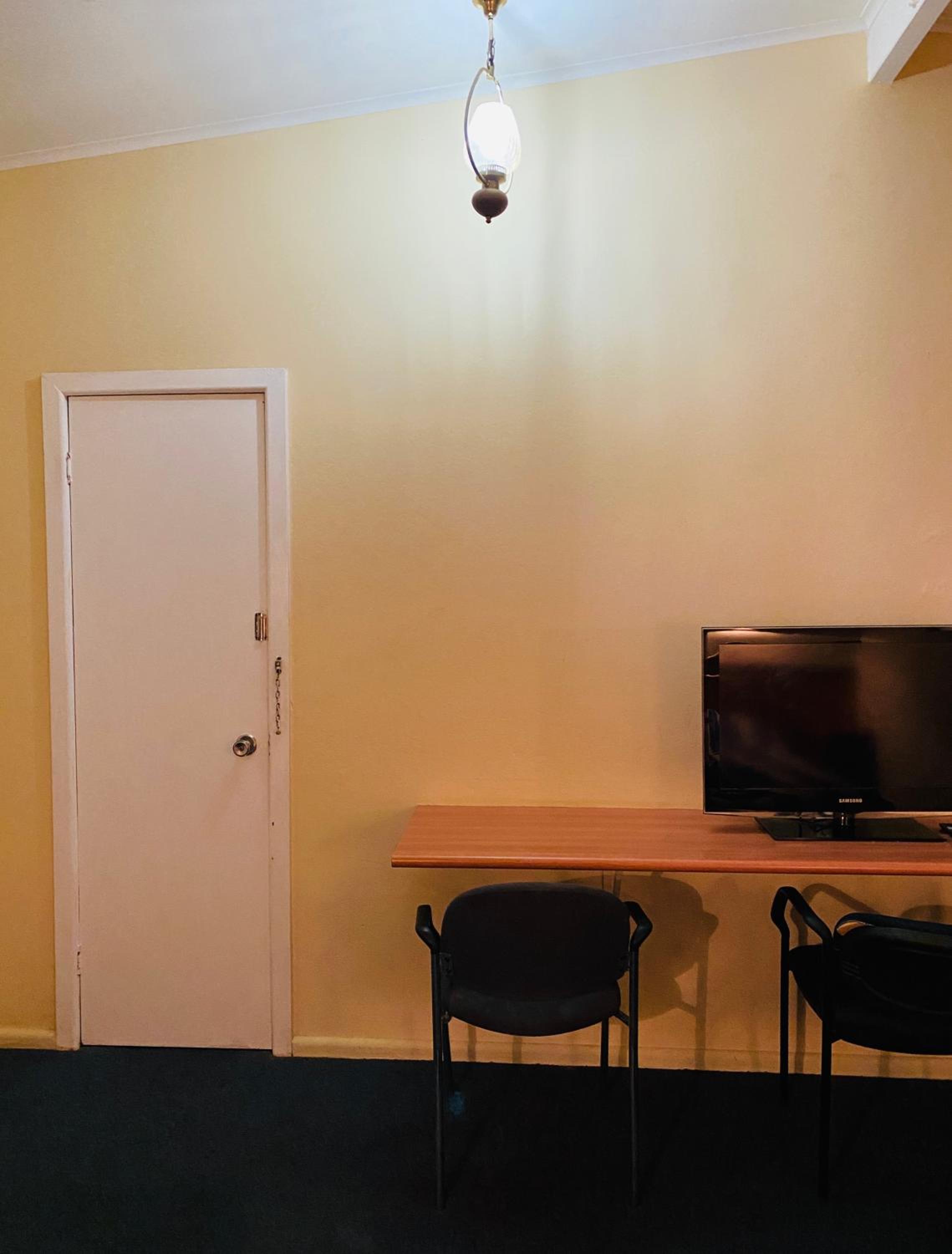 Large Family Room photo 2