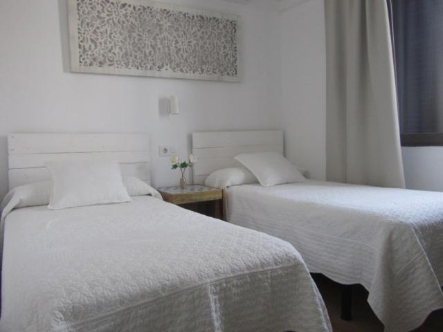Twin Room with Private Bathroom photo 3