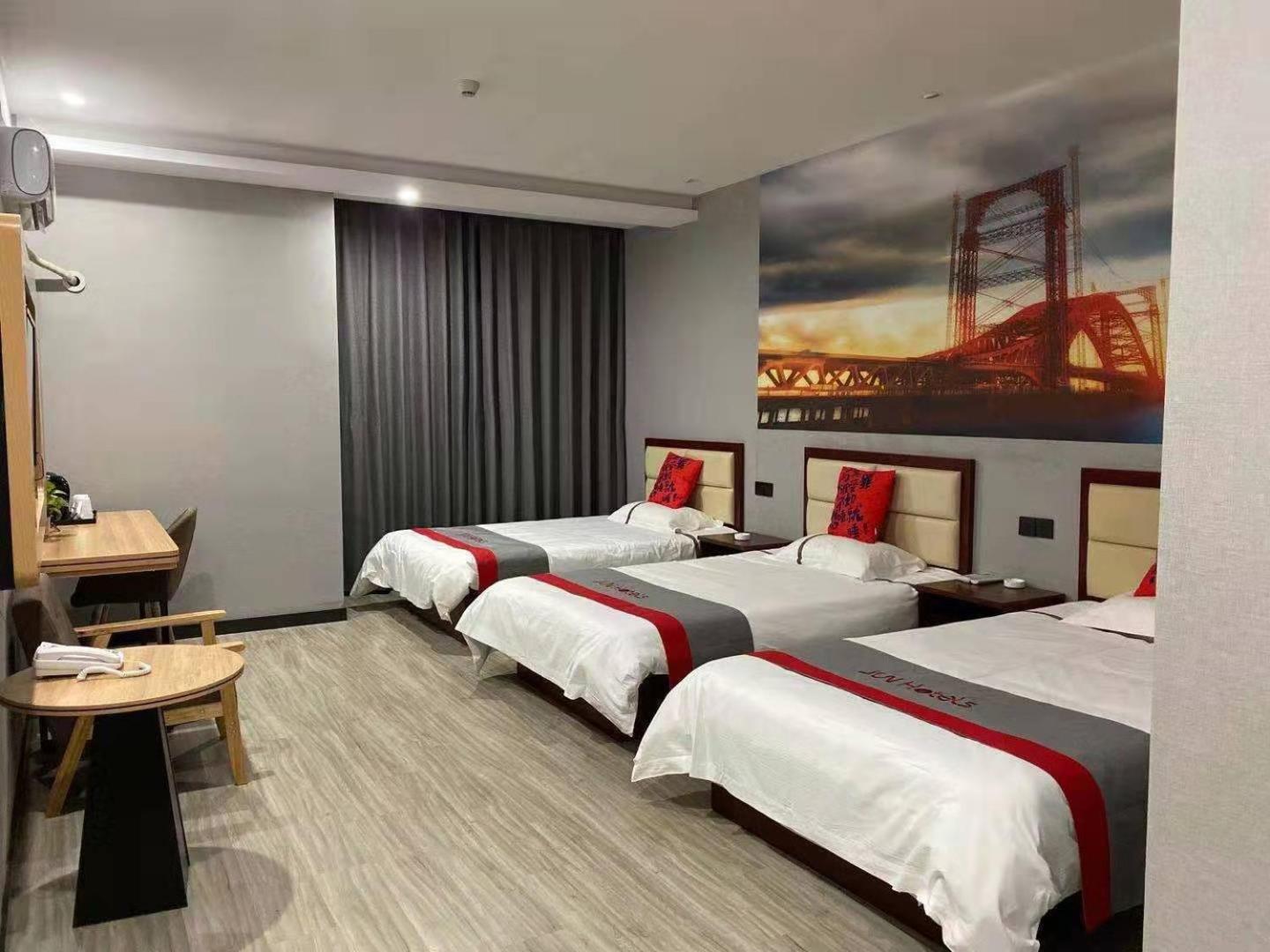 Deluxe Triple Room photo 2