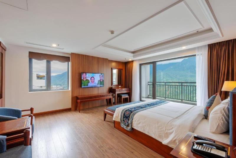 Superior Balcony Room - Photo 7