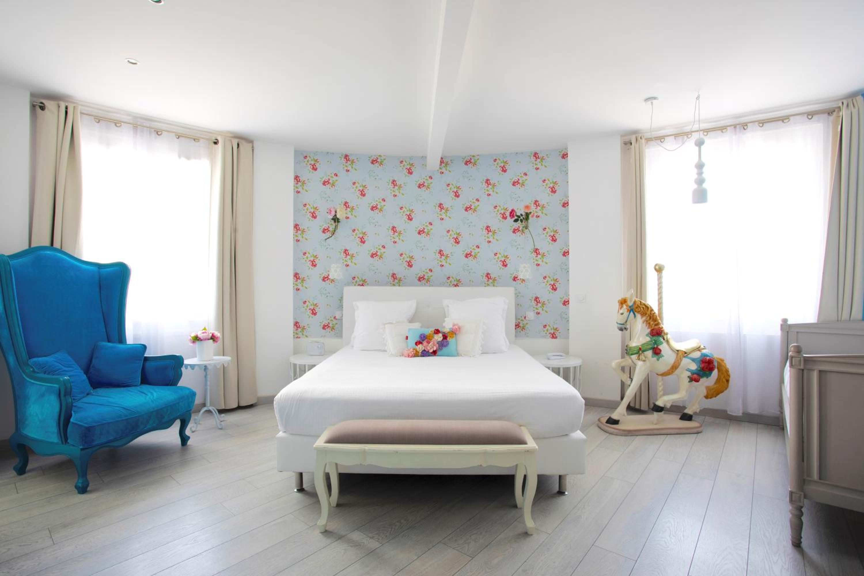 Suite - Photo 1
