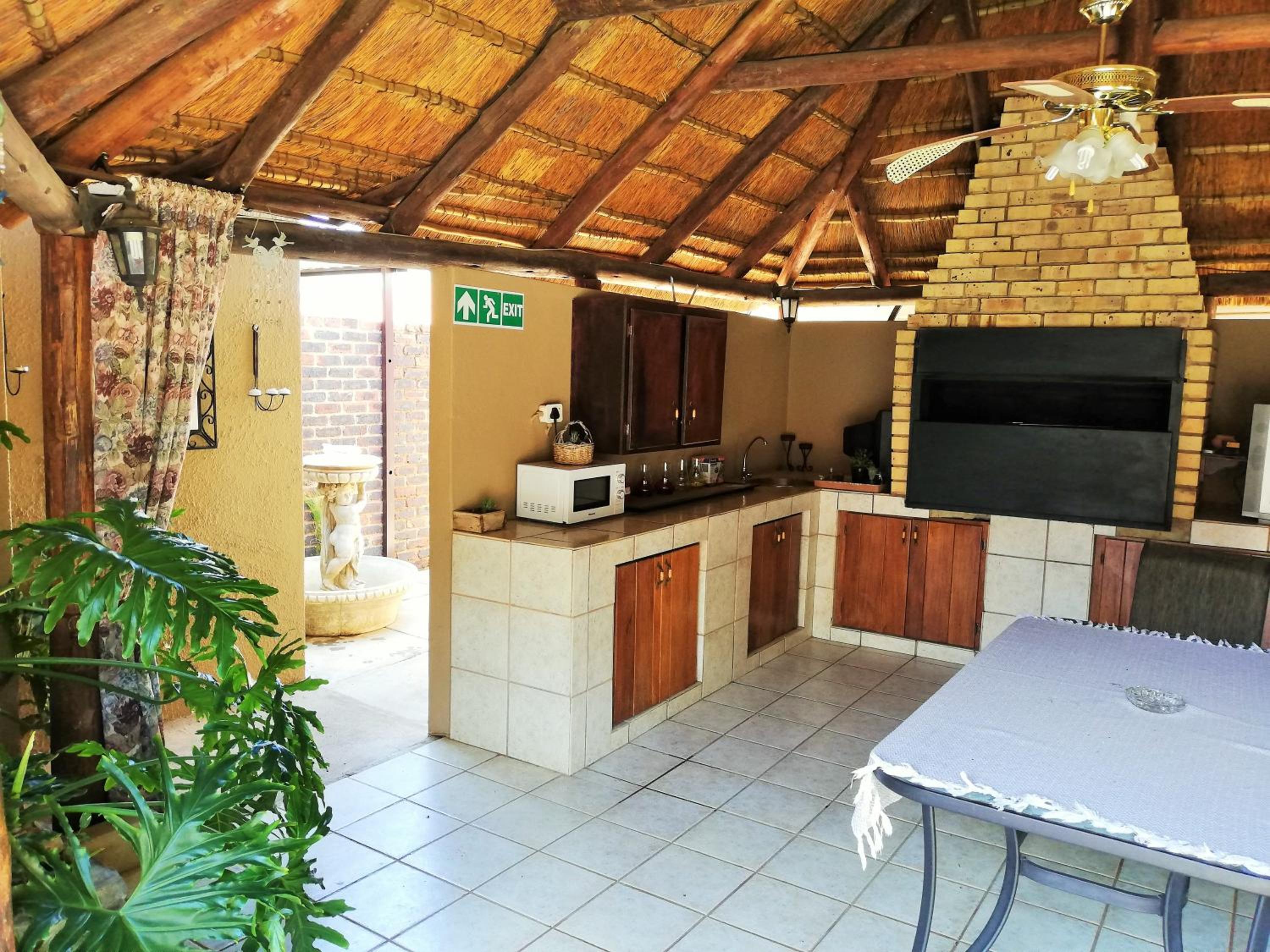 Double Room with Pool View photo 3