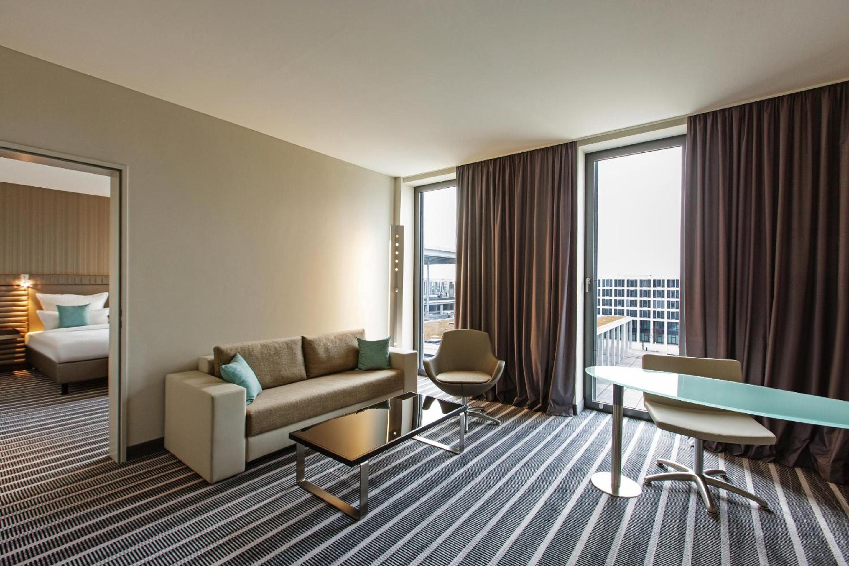Suite - Photo 1
